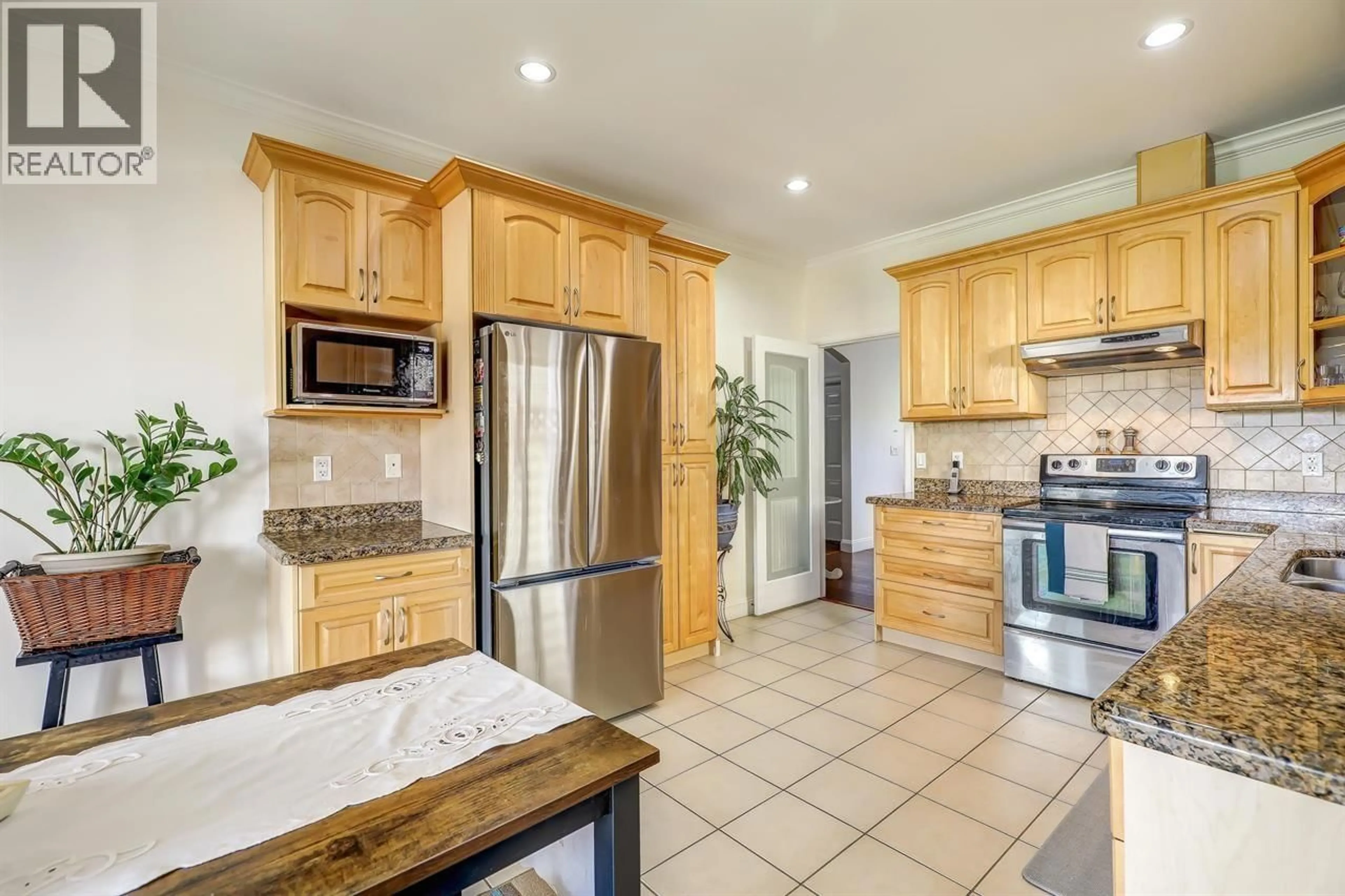 Open concept kitchen, ceramic/tile floor for 7448 17TH AVENUE, Burnaby British Columbia V3N1L4