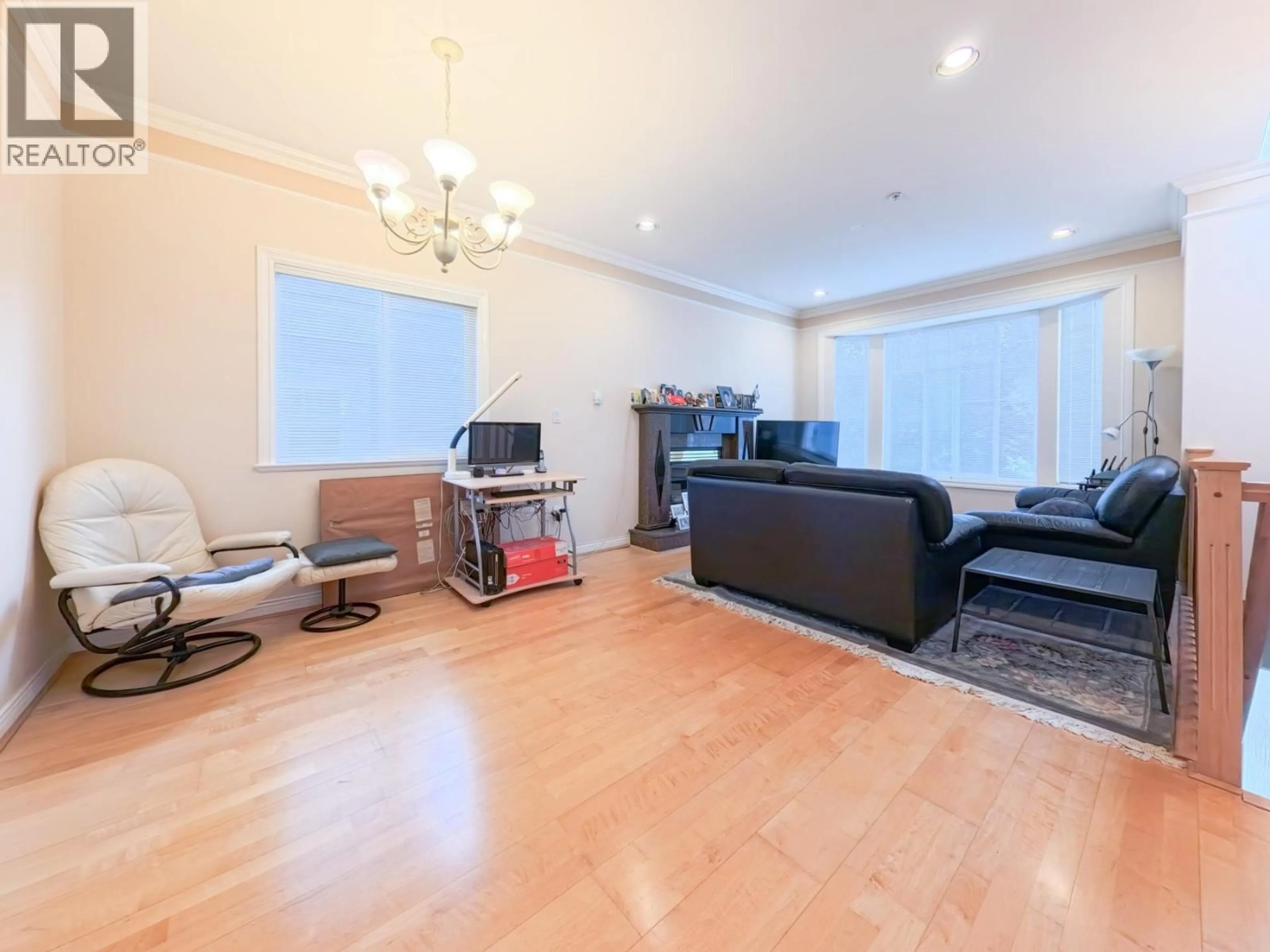 Living room with furniture, wood/laminate floor for 552 50TH AVENUE, Vancouver British Columbia V5X1B2