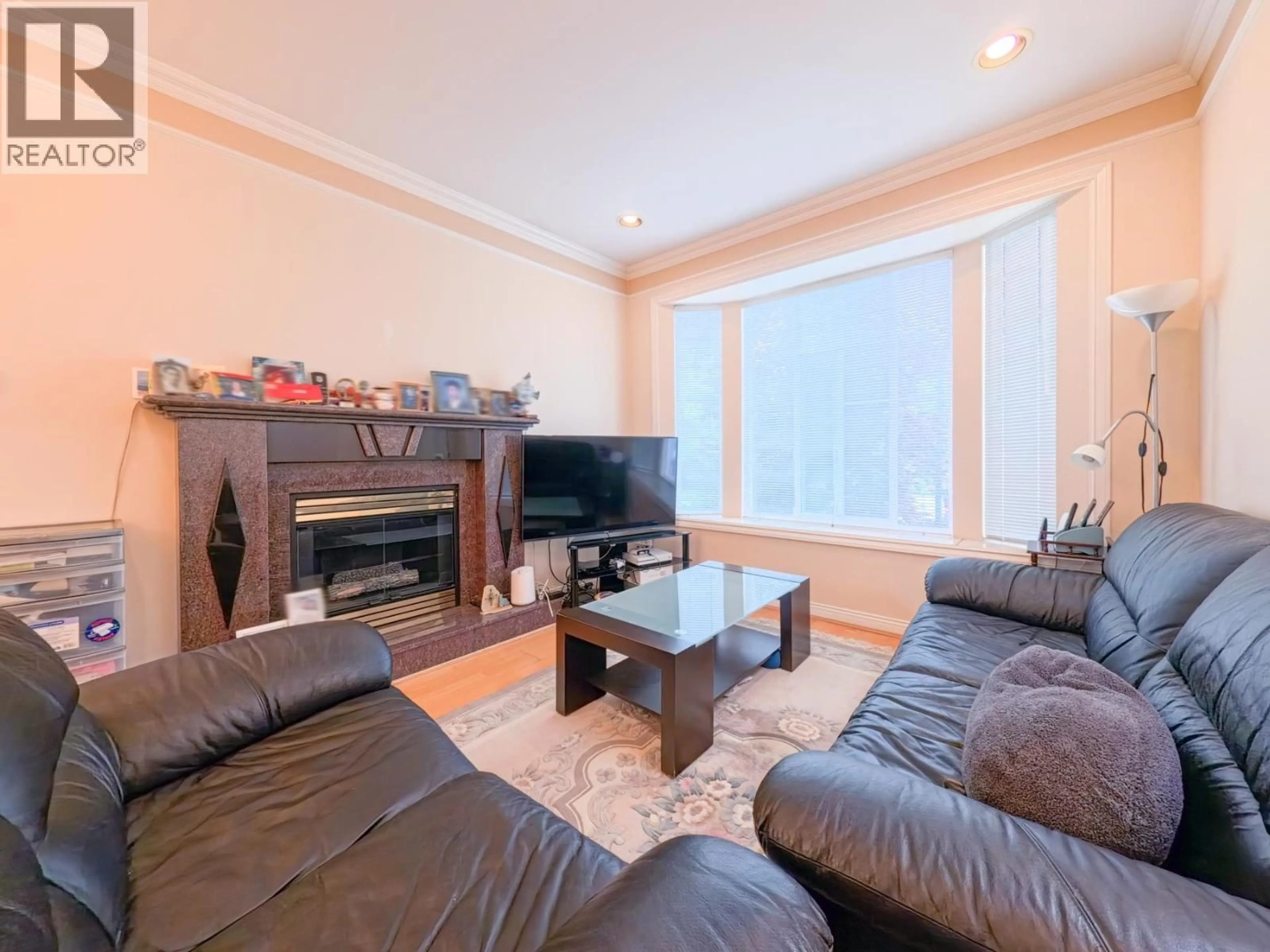 Living room with furniture, wood/laminate floor for 552 50TH AVENUE, Vancouver British Columbia V5X1B2