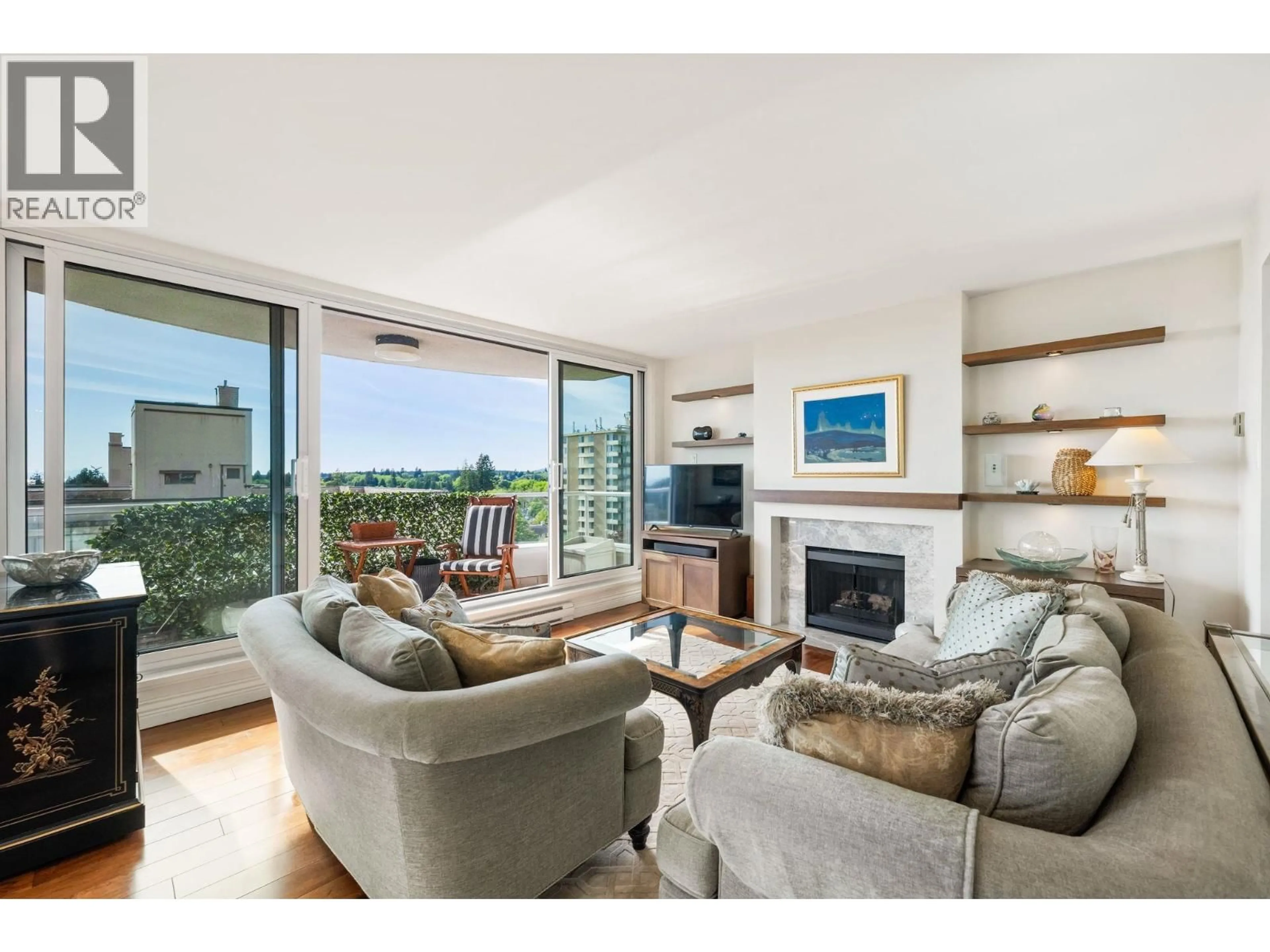 Living room with furniture, wood/laminate floor for 901 - 2350 39TH AVENUE, Vancouver British Columbia V6M1T9