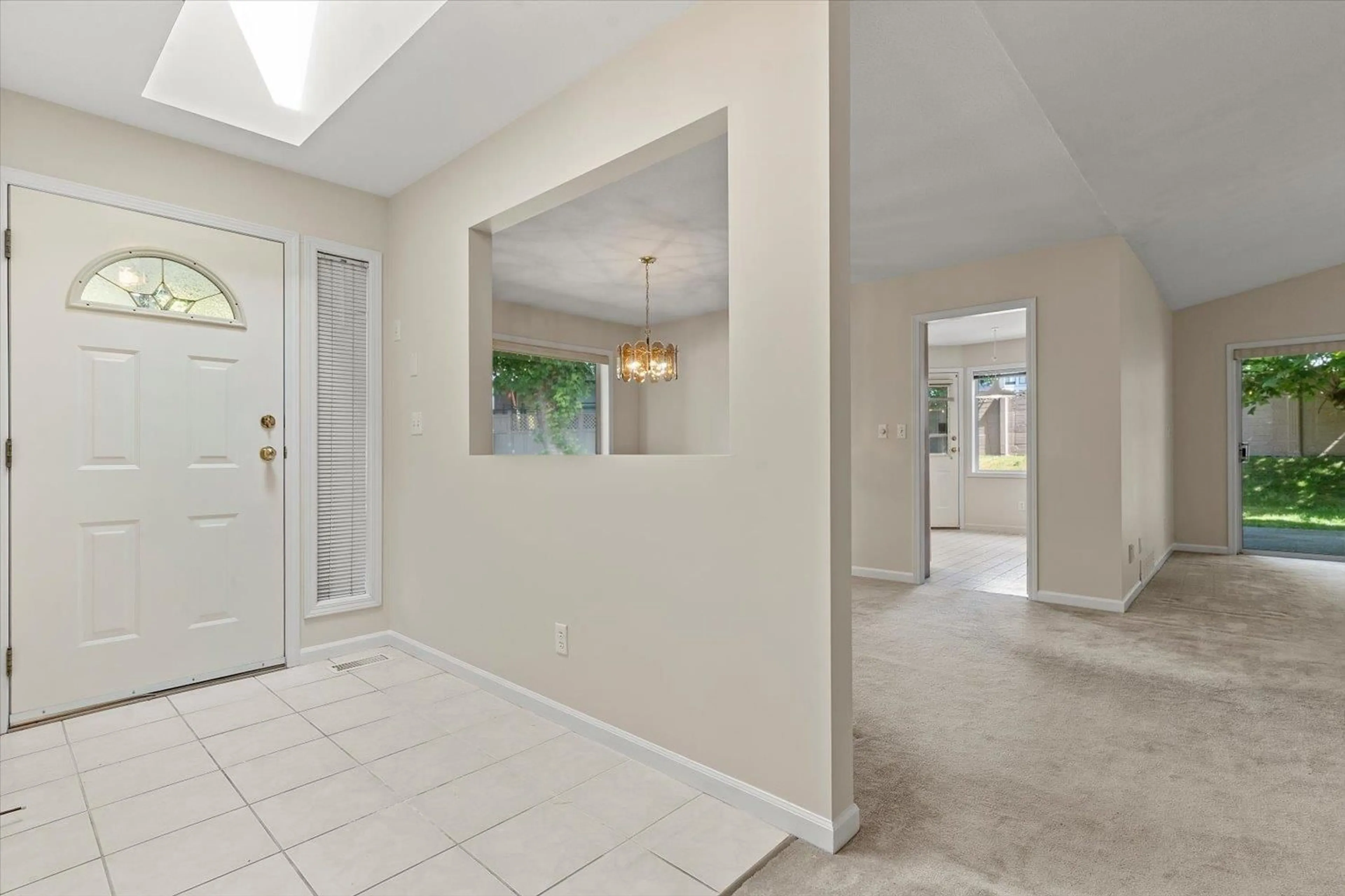 Indoor entryway for 52 - 6001 PROMONTORY ROAD, Chilliwack British Columbia V2R3E3