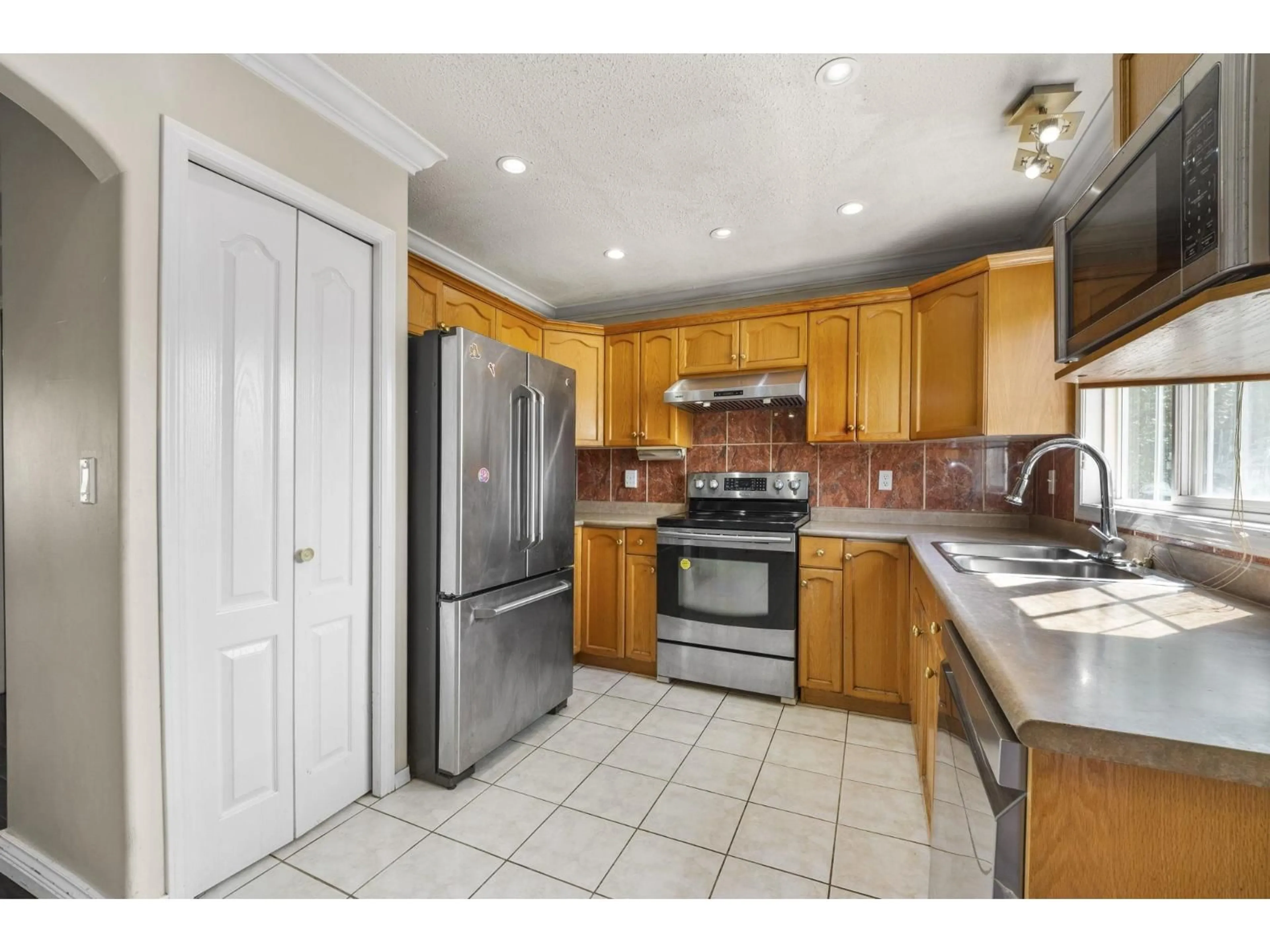 Standard kitchen, ceramic/tile floor for 20 - 46360 VALLEYVIEW ROAD, Chilliwack British Columbia V2R5L7