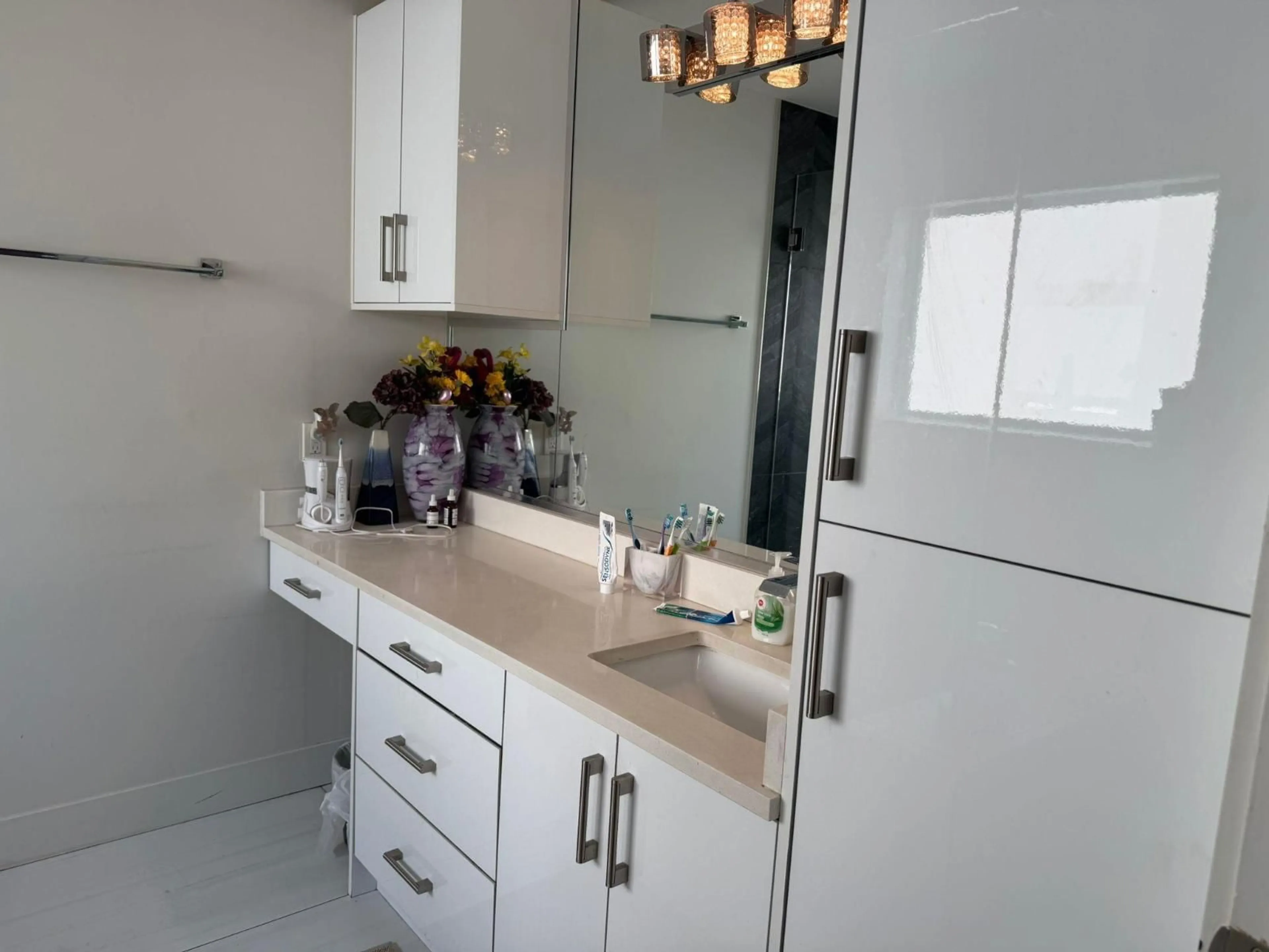 Contemporary bathroom, ceramic/tile floor for 14028 114 AVENUE, Surrey British Columbia V3R2M4
