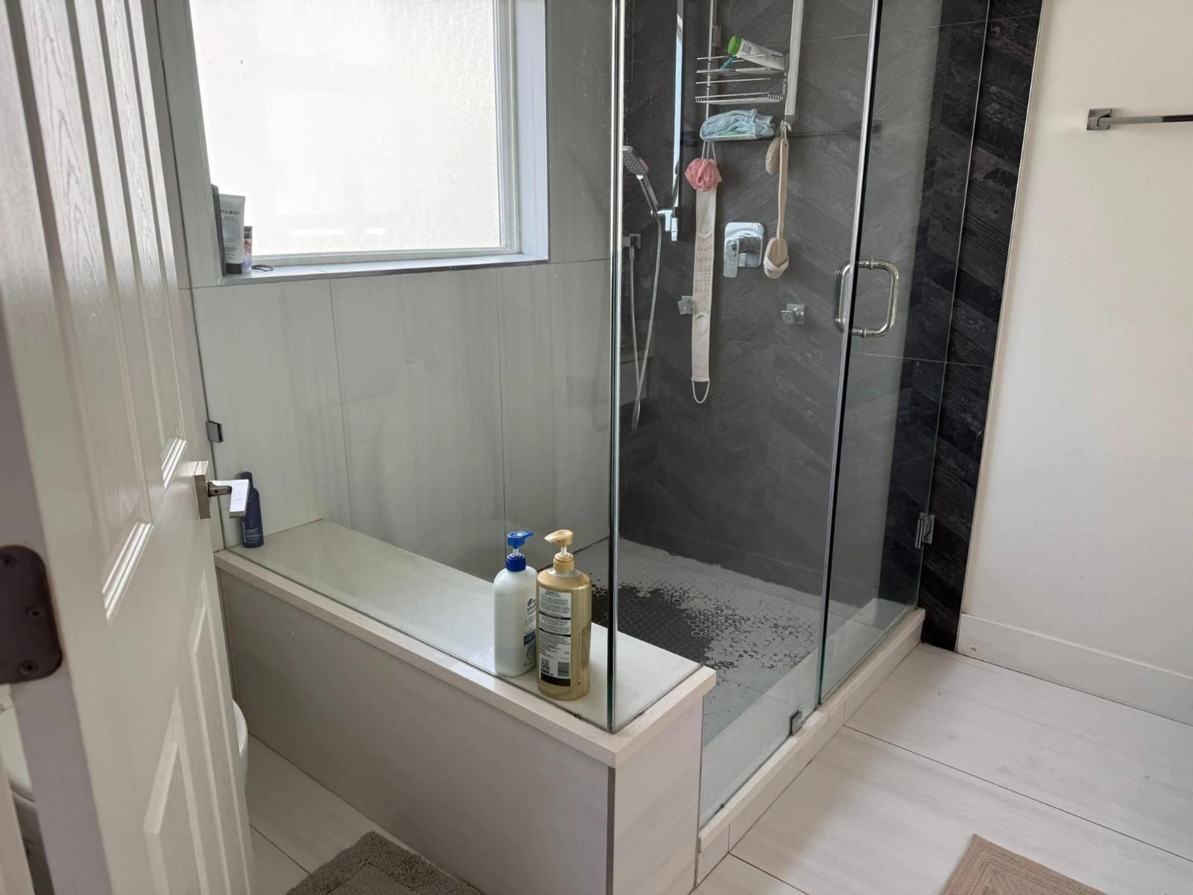 Contemporary bathroom, ceramic/tile floor for 14028 114 AVENUE, Surrey British Columbia V3R2M4