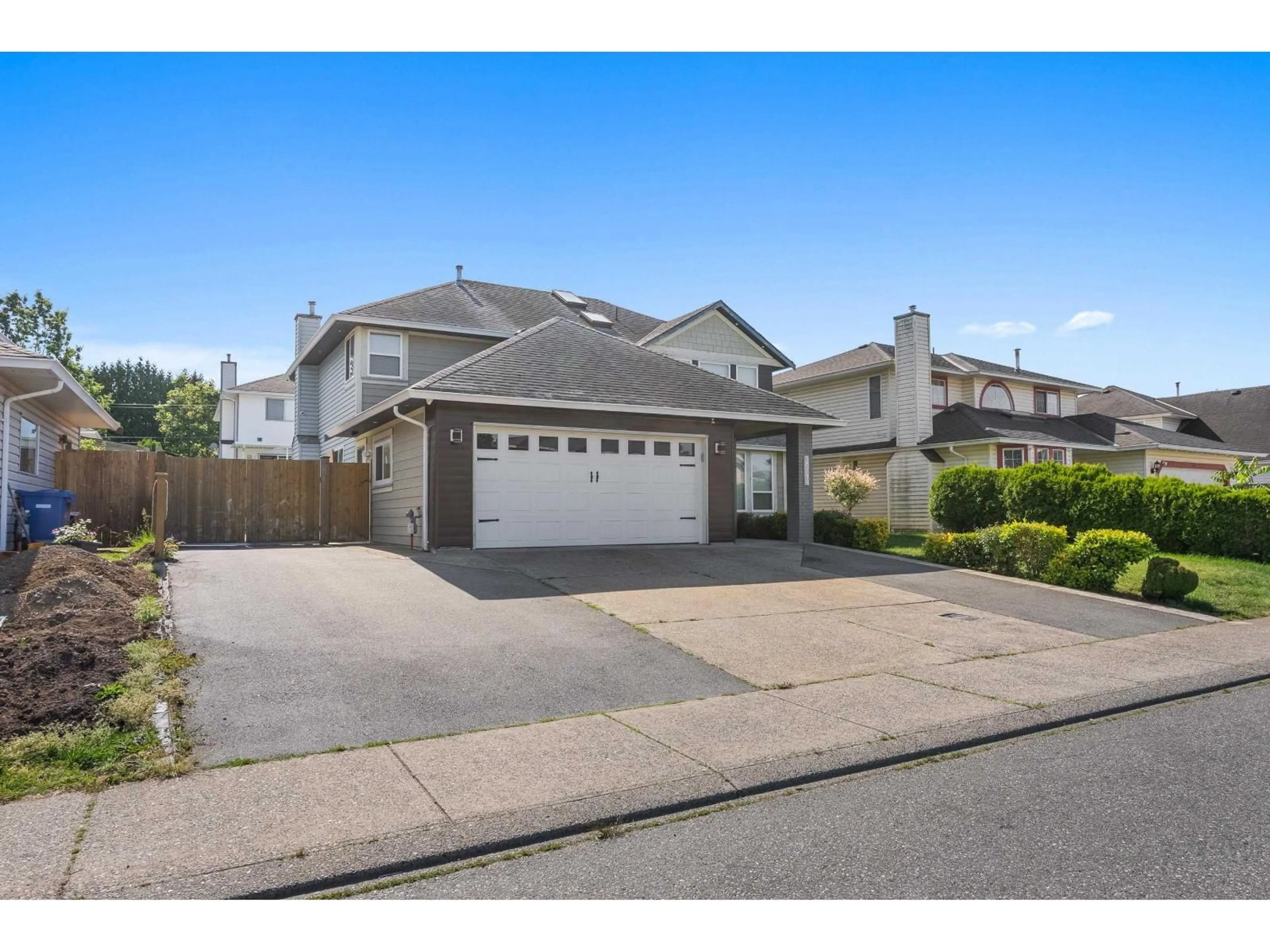 A pic from outside/outdoor area/front of a property/back of a property/a pic from drone, street for 3544 CHASE STREET, Abbotsford British Columbia V2T5B3