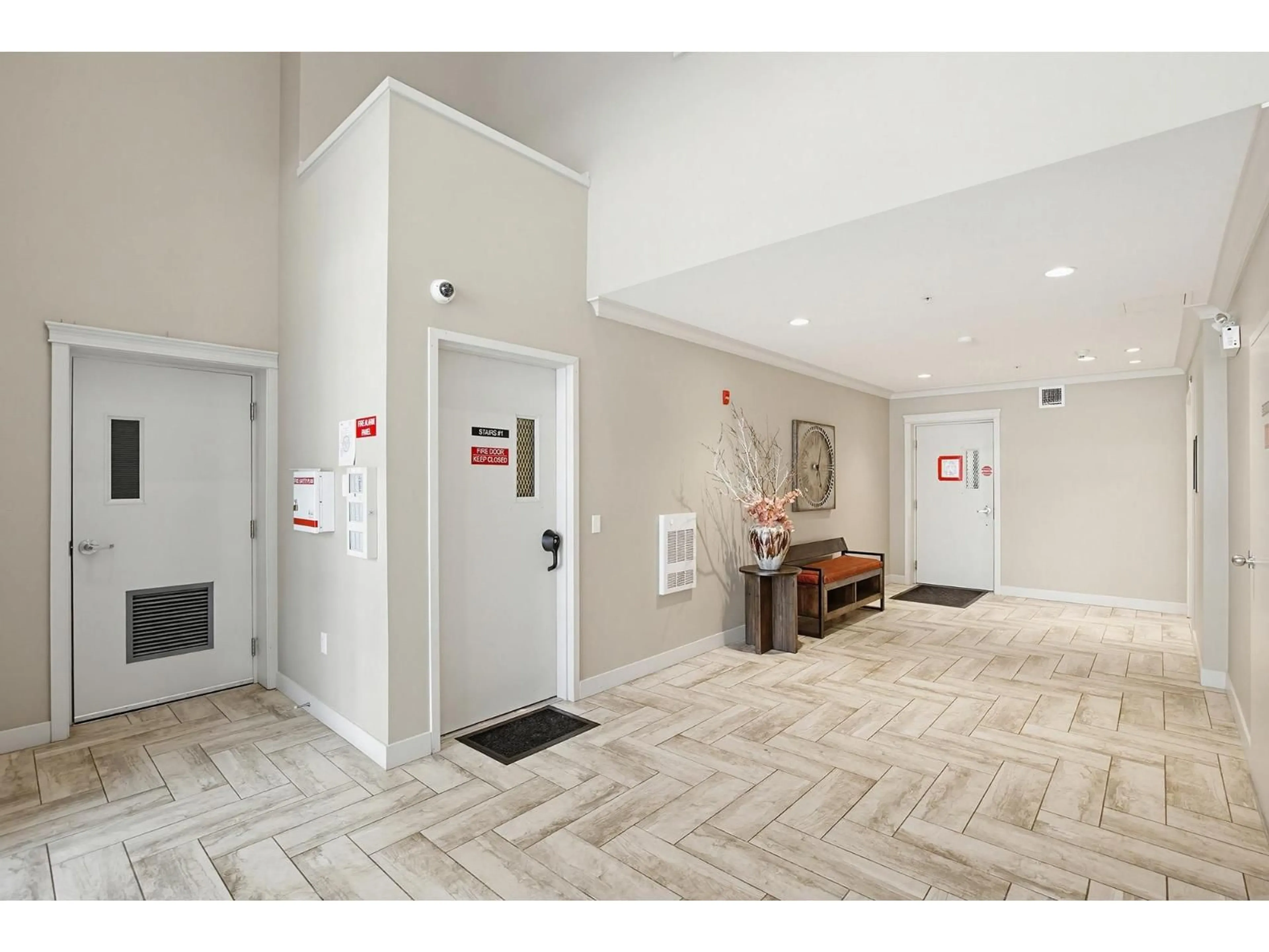 Indoor foyer for 207 - 45630 SPADINA AVENUE, Chilliwack British Columbia V2P4C4