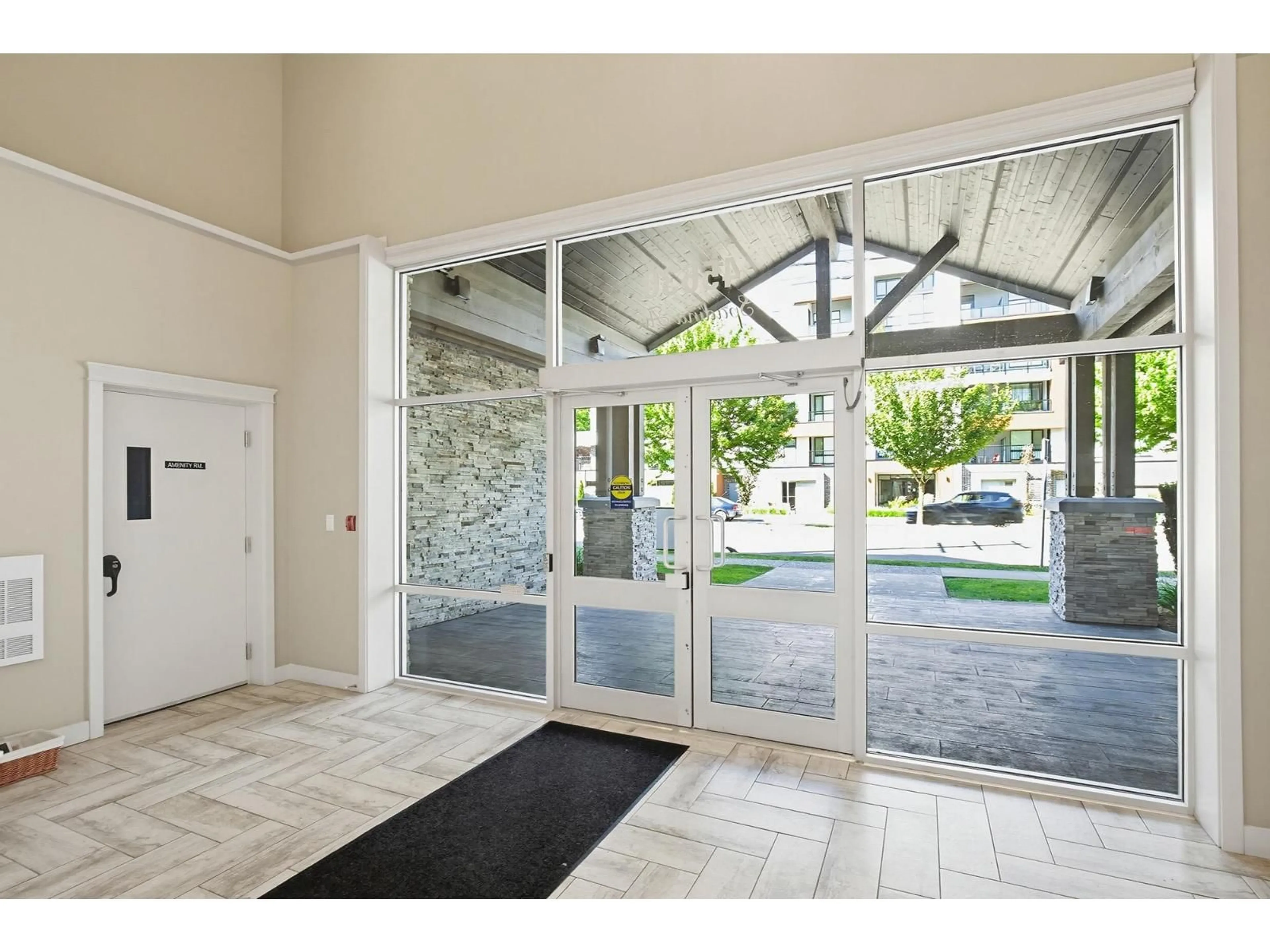 Indoor foyer for 207 - 45630 SPADINA AVENUE, Chilliwack British Columbia V2P4C4