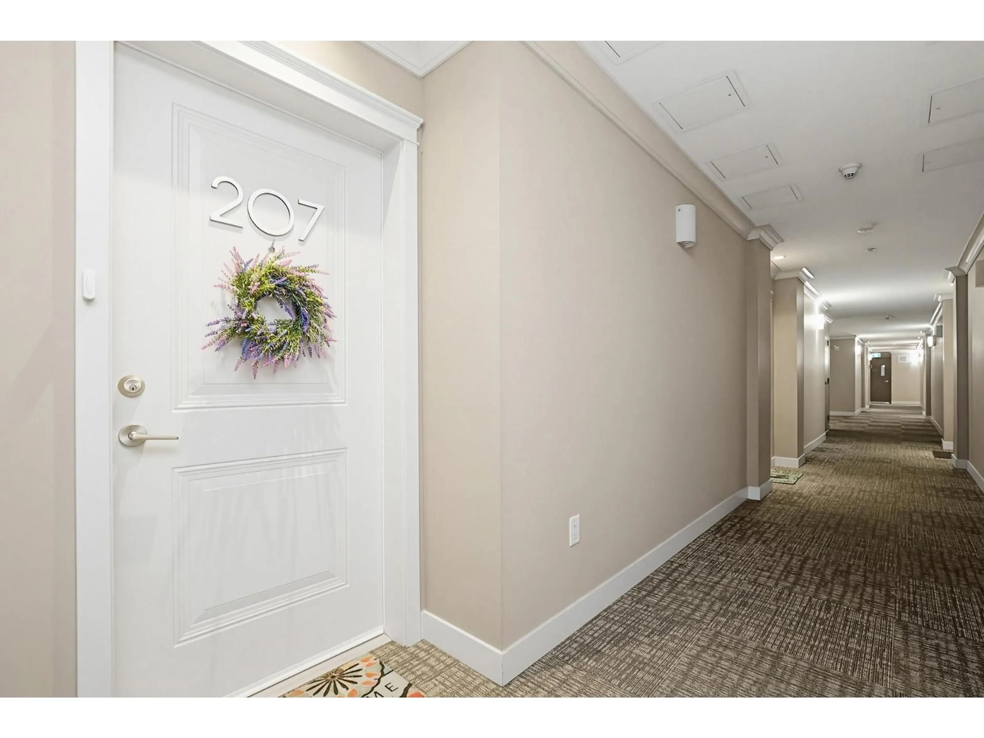 Indoor foyer for 207 - 45630 SPADINA AVENUE, Chilliwack British Columbia V2P4C4