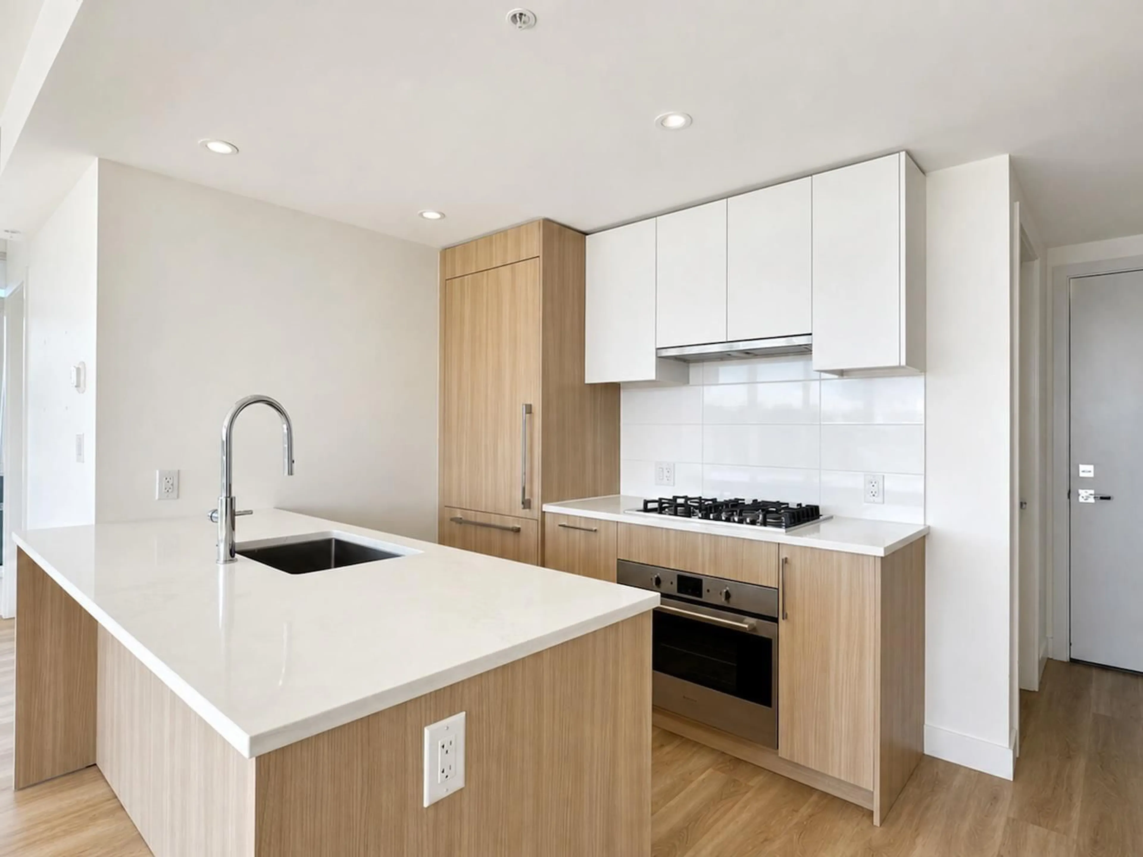 Standard kitchen, wood/laminate floor for 1004 - 9675 KING GEORGE HIGHWAY, Surrey British Columbia V3T2V3