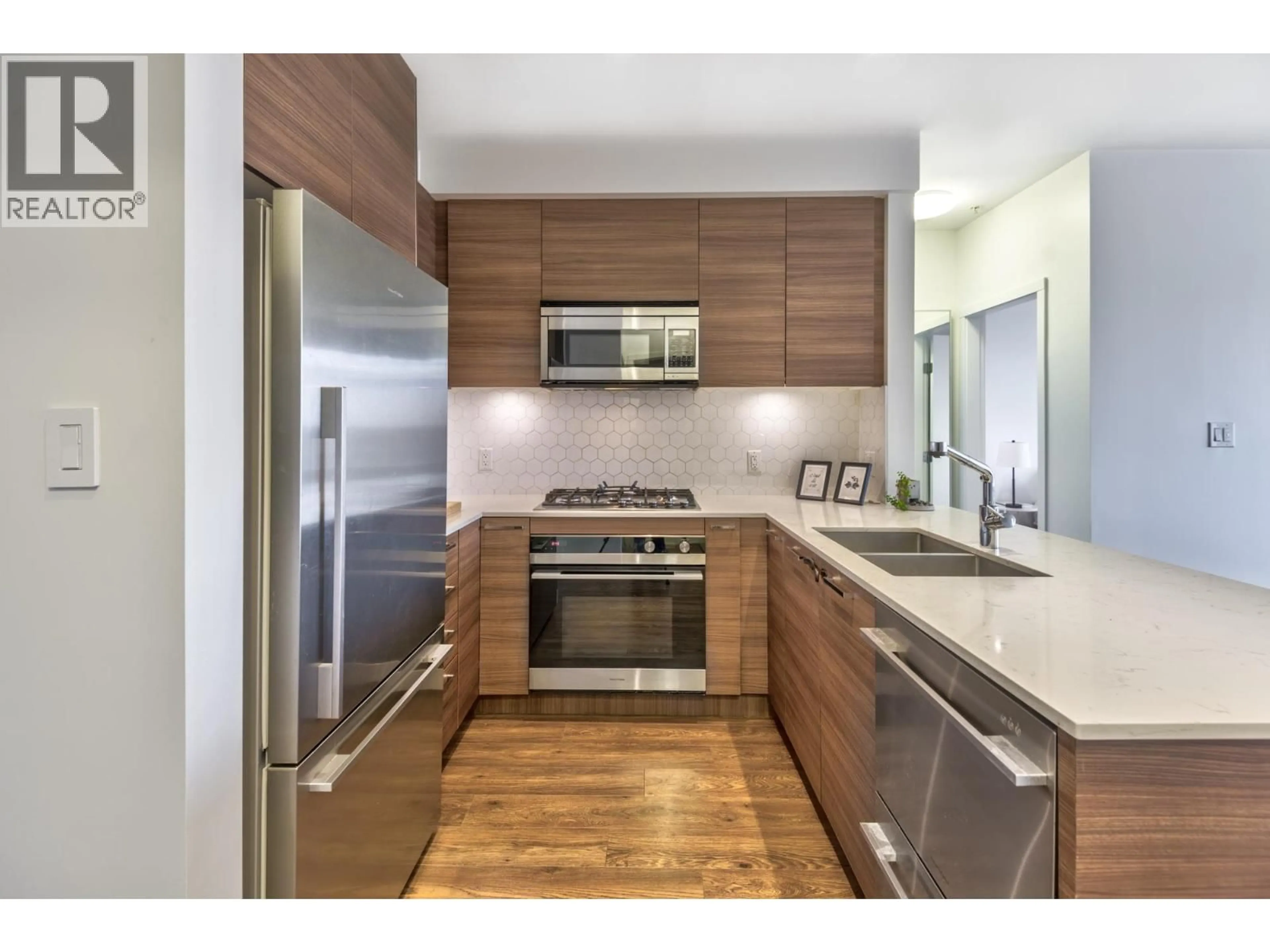 Standard kitchen, unknown for 402 - 1061 MARINE DRIVE, North Vancouver British Columbia V7P1S6