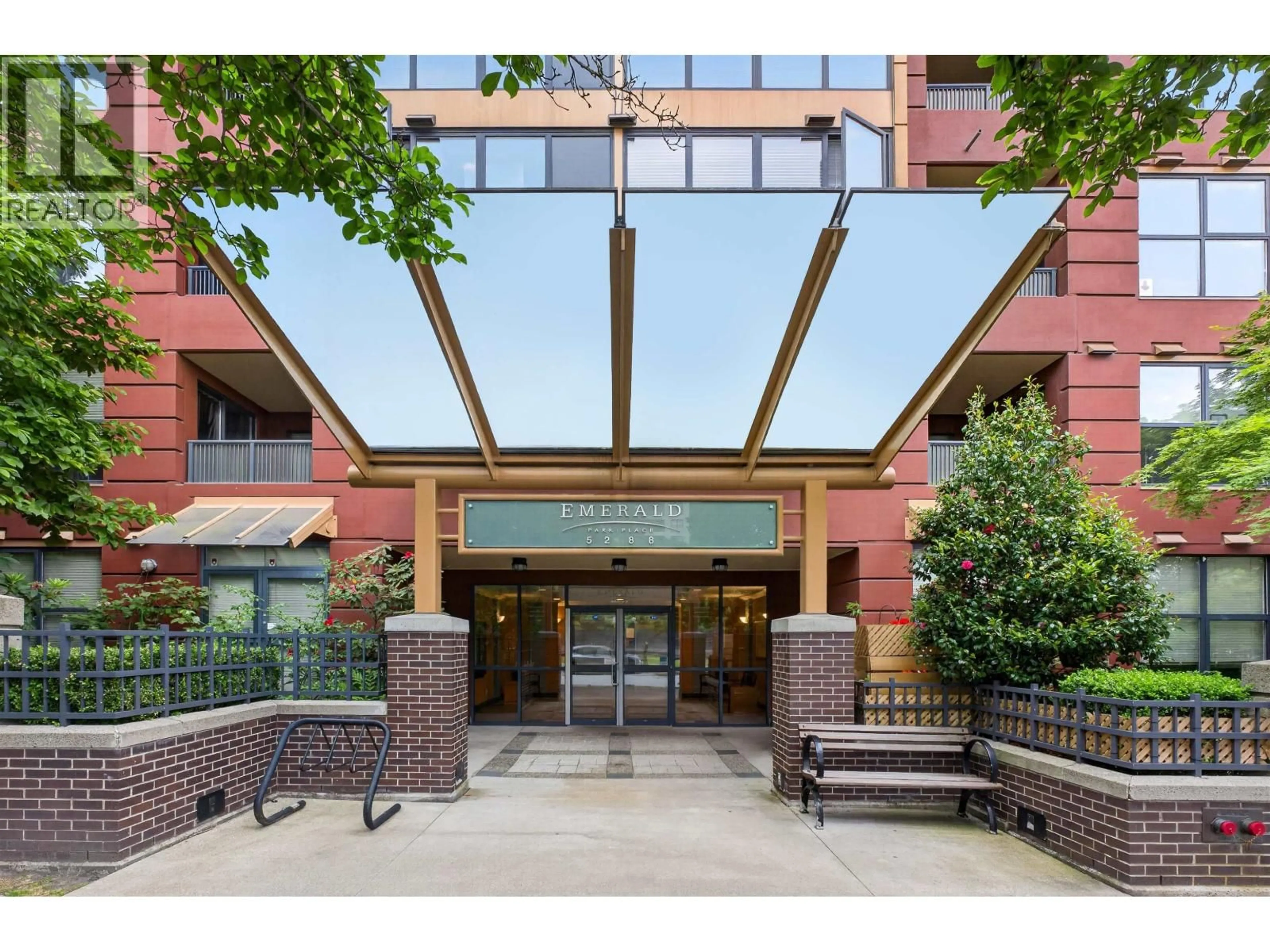 Indoor foyer for 702 - 5288 MELBOURNE STREET, Vancouver British Columbia V5R6E6