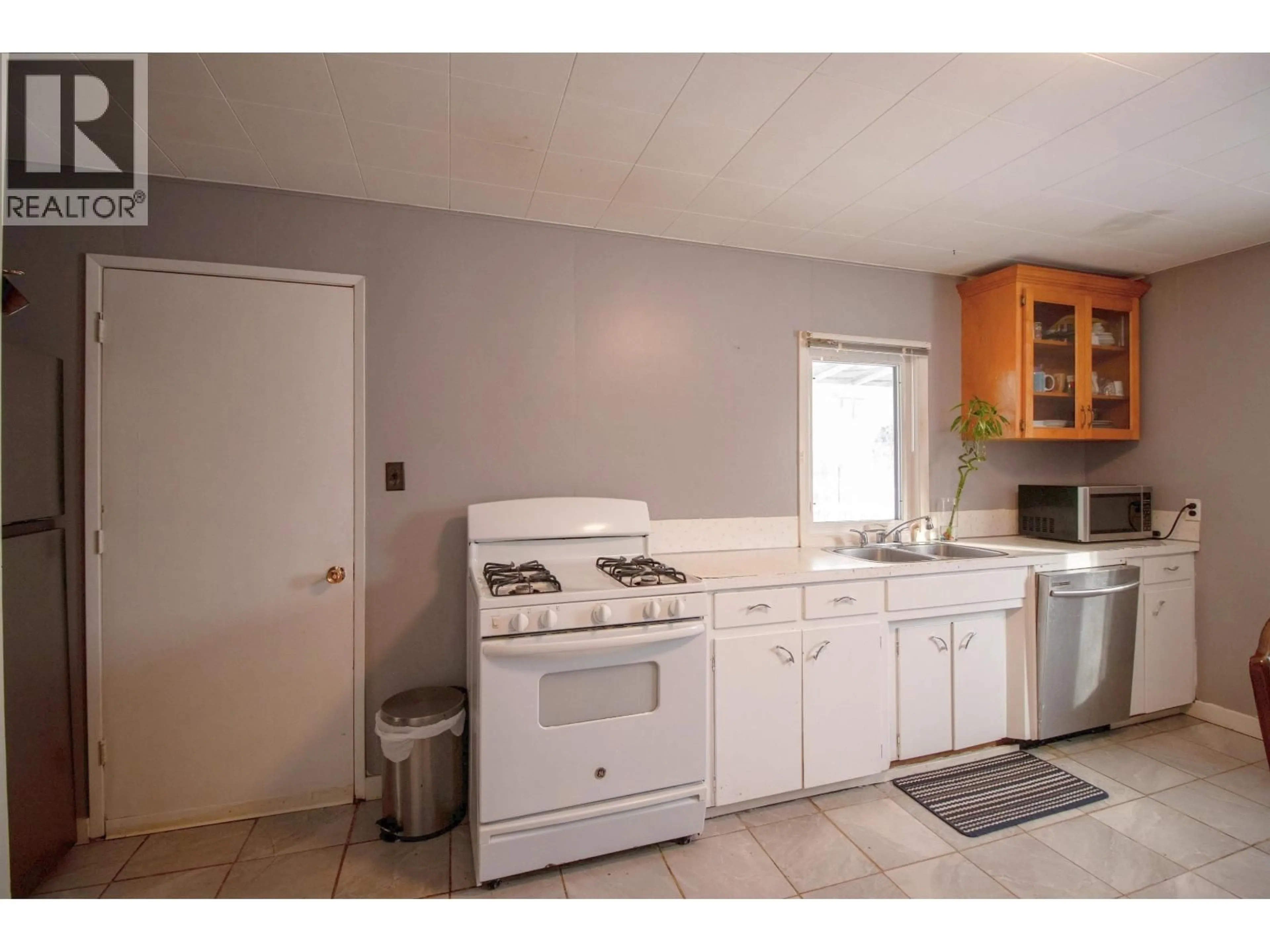 Standard kitchen, unknown for 10220 96 AVENUE, Fort St. John British Columbia V1J1L4