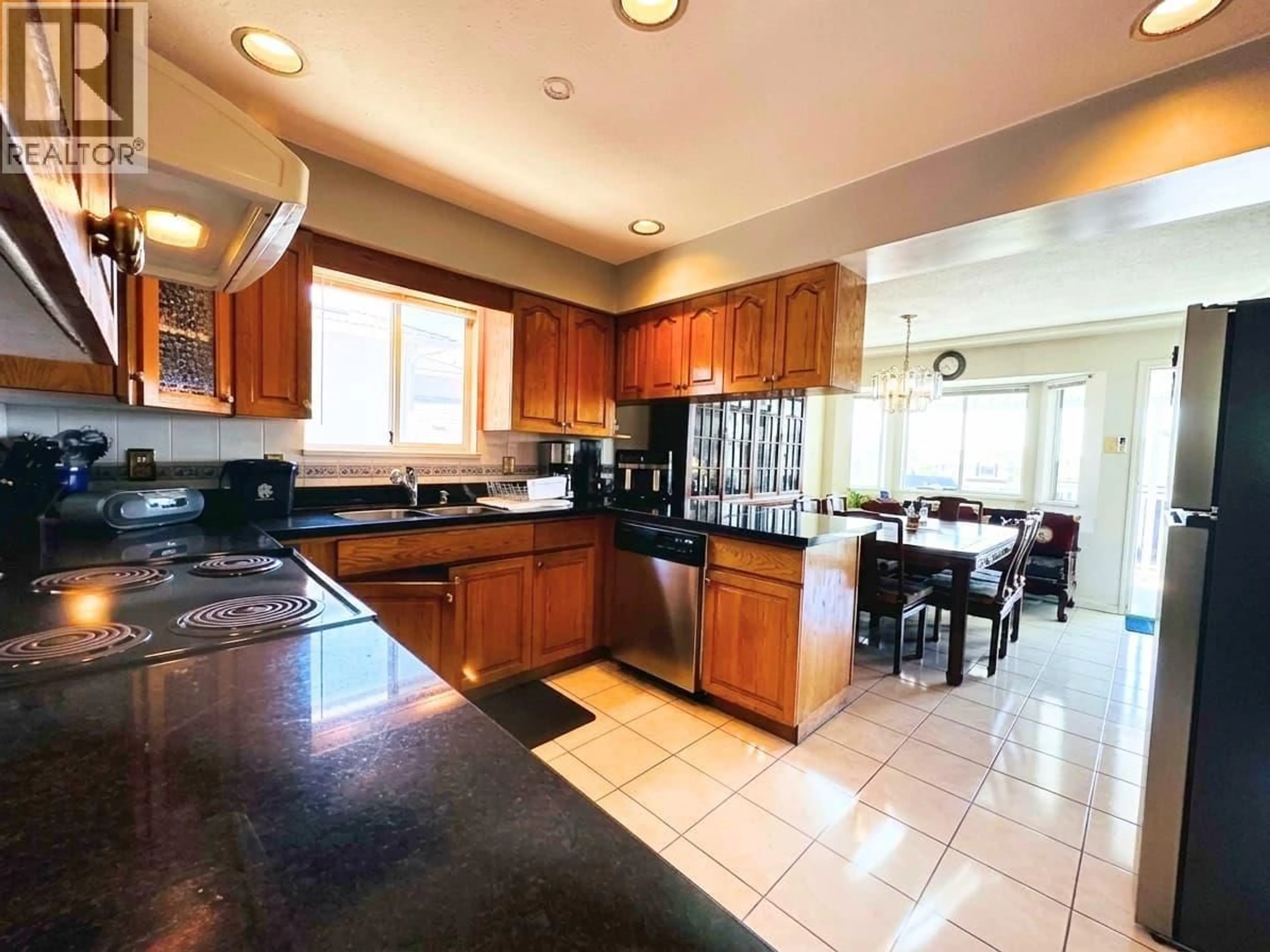 Open concept kitchen, ceramic/tile floor for 7336 16TH AVENUE, Burnaby British Columbia V3N1N8