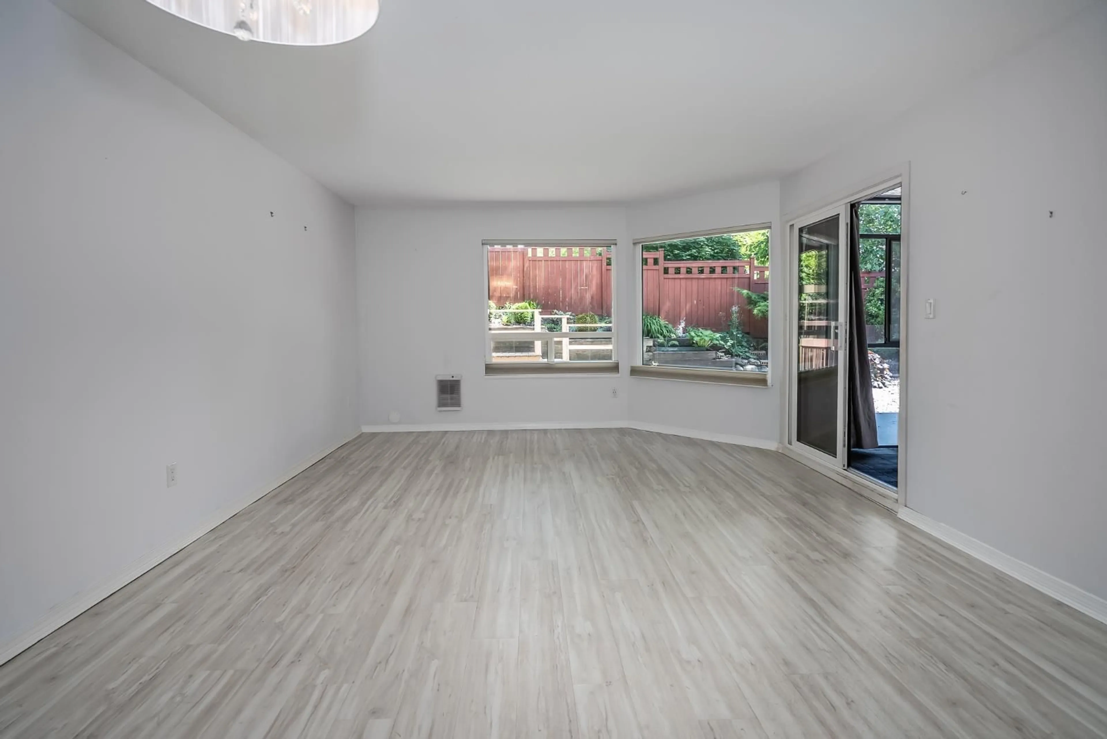 A pic of a room for 309 - 1350 VIDAL STREET, White Rock British Columbia V4B5G6