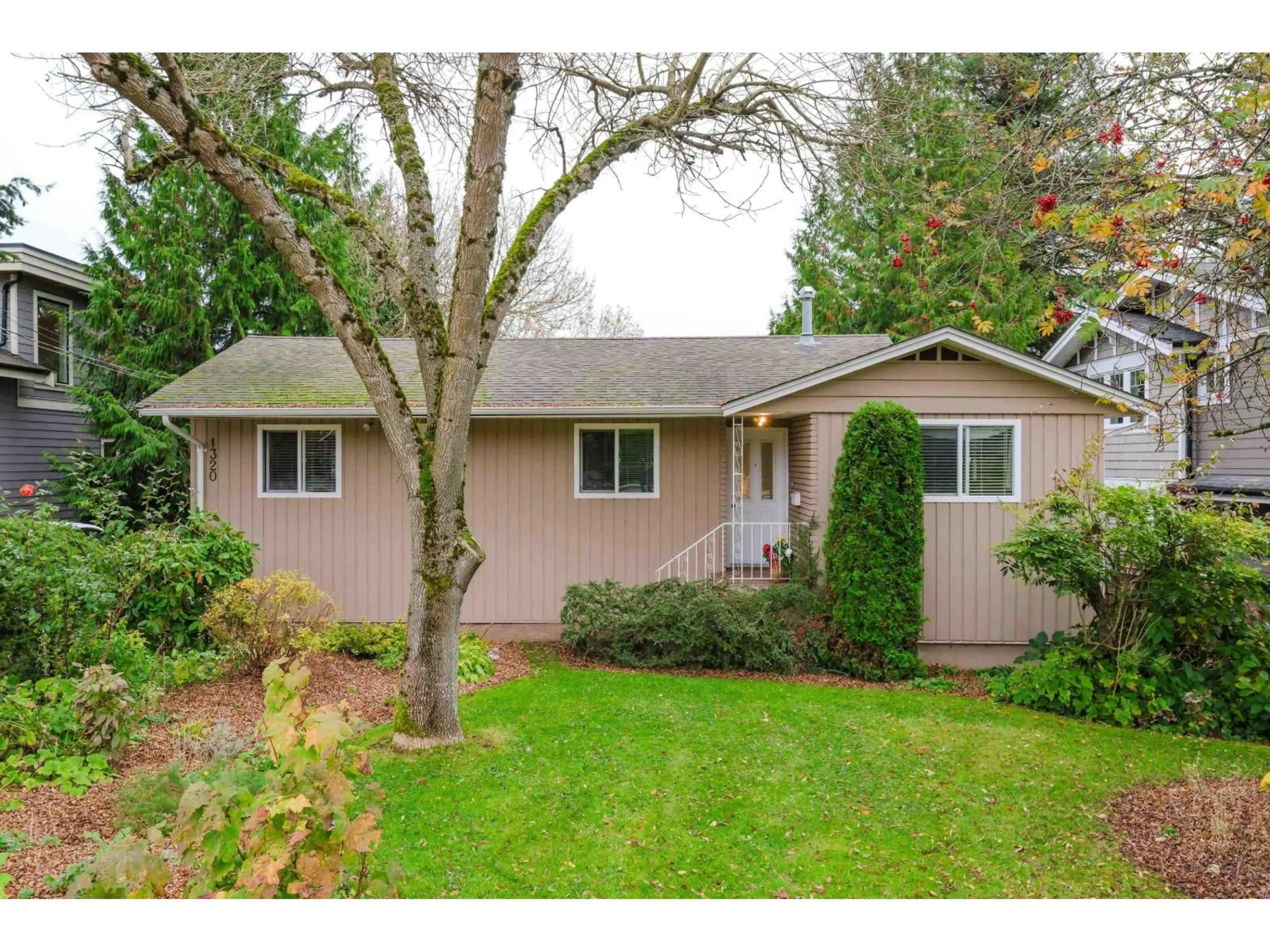 Home with vinyl exterior material, street for 1320 KENT STREET, White Rock British Columbia V4B4T7