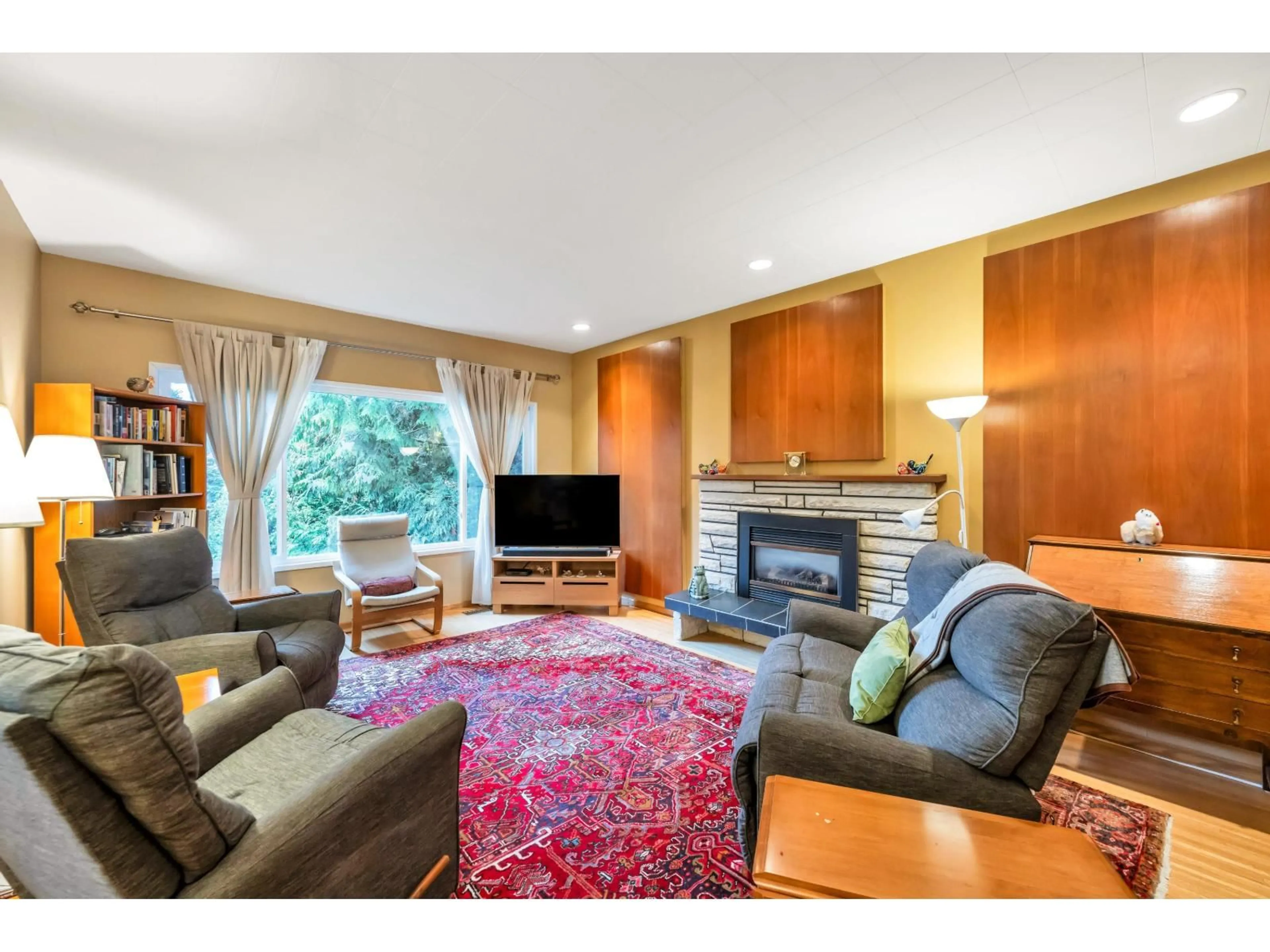 Living room with furniture, wood/laminate floor for 1320 KENT STREET, White Rock British Columbia V4B4T7