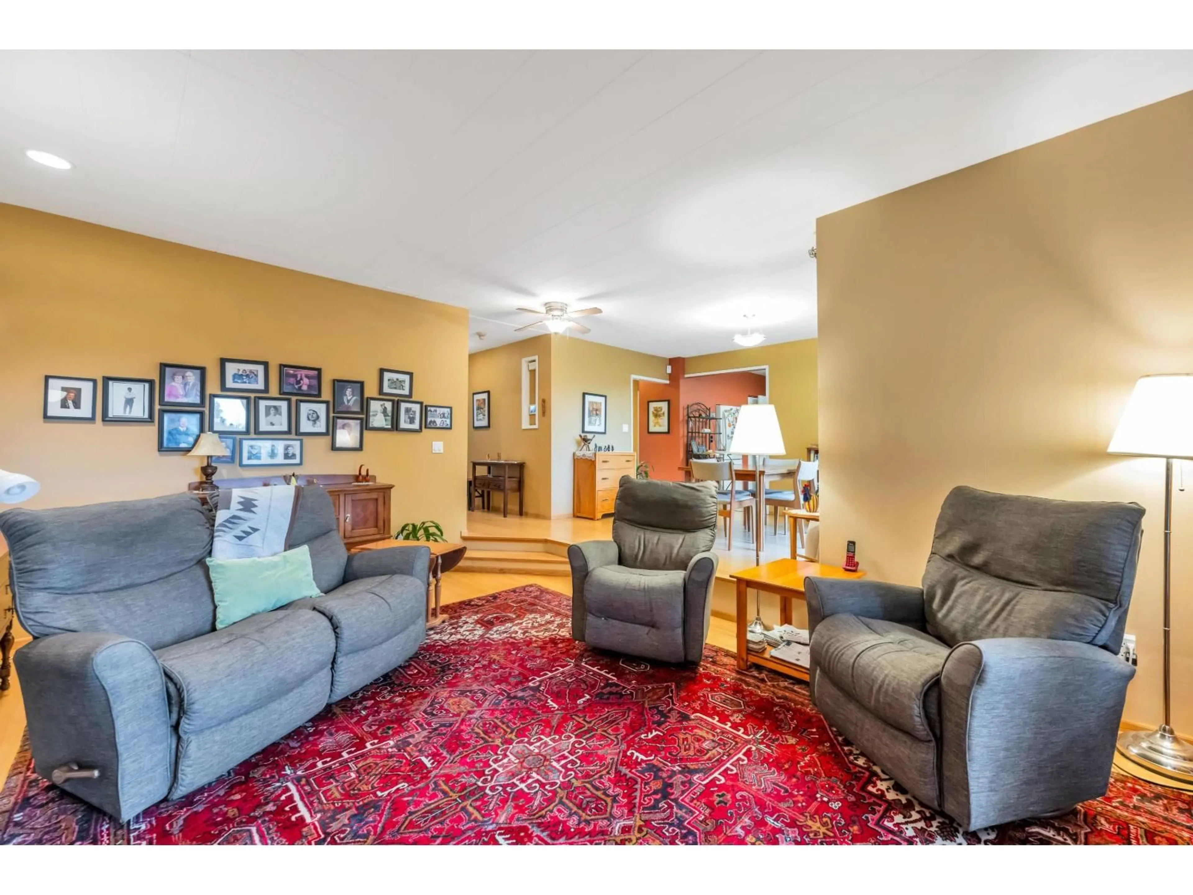 Living room with furniture, unknown for 1320 KENT STREET, White Rock British Columbia V4B4T7