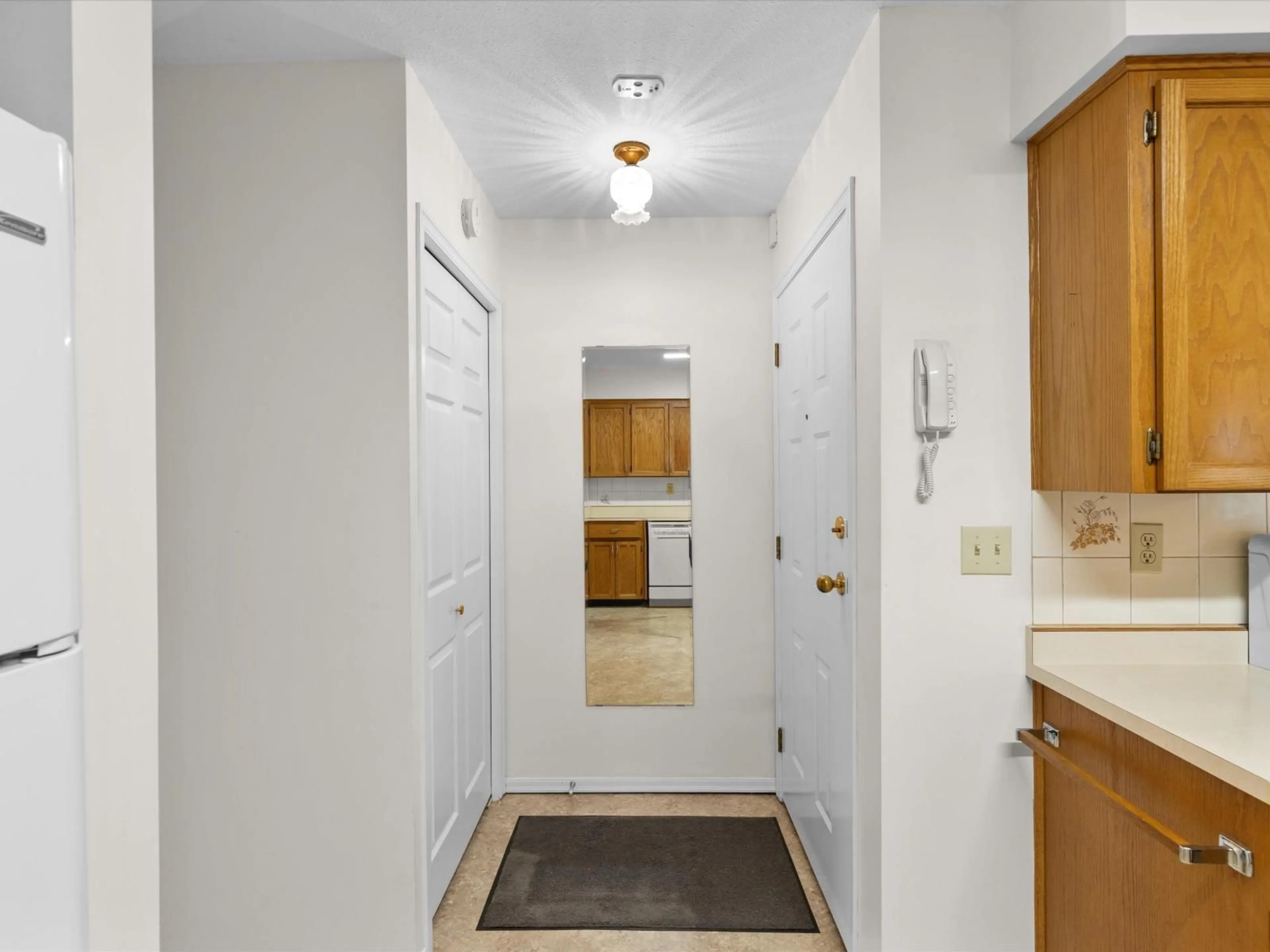 Indoor entryway for 2 - 32718 GARIBALDI DRIVE, Abbotsford British Columbia V2T5T6