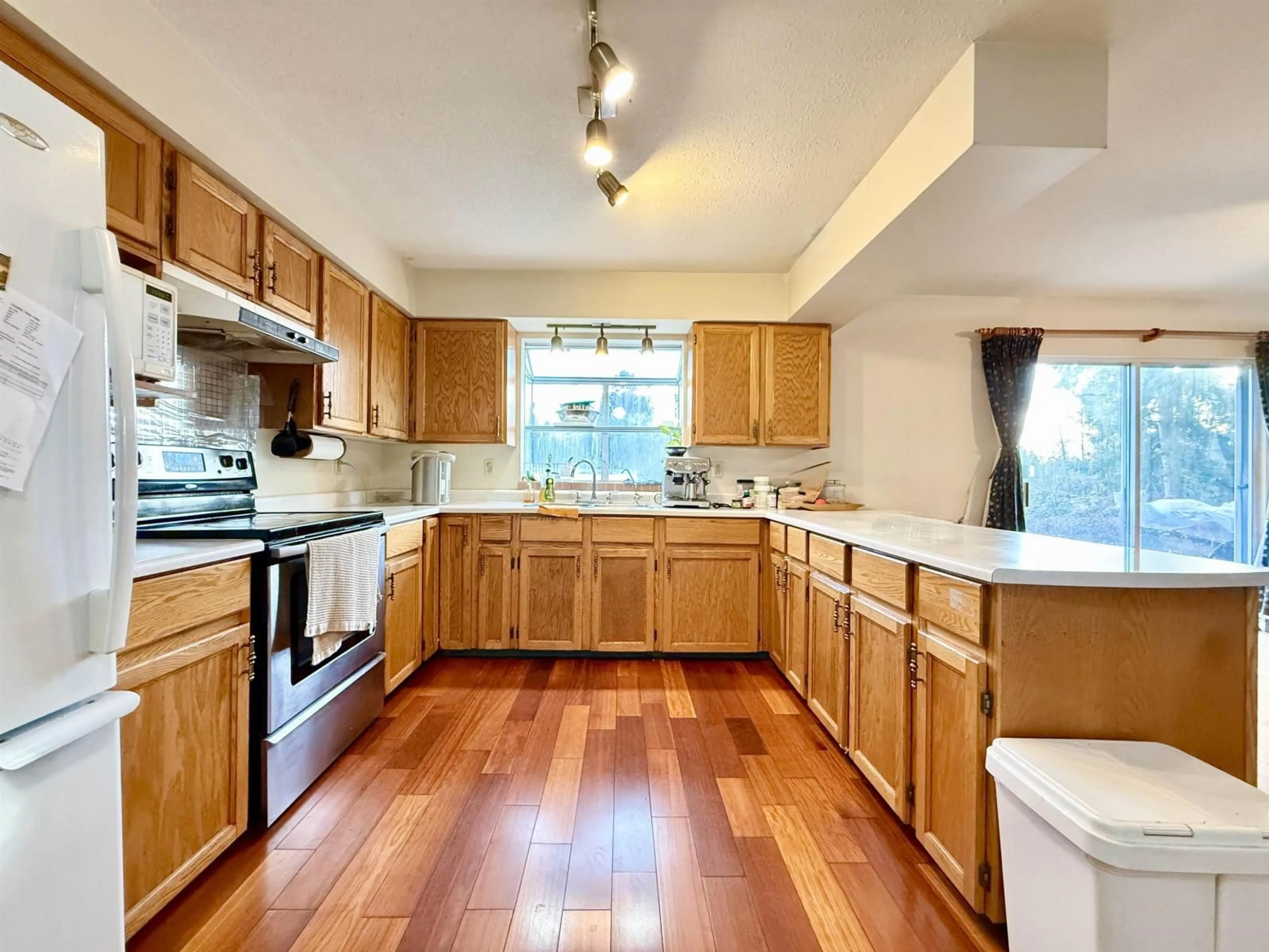 Standard kitchen, wood/laminate floor for 18572 76 AVENUE, Surrey British Columbia V4N3G5