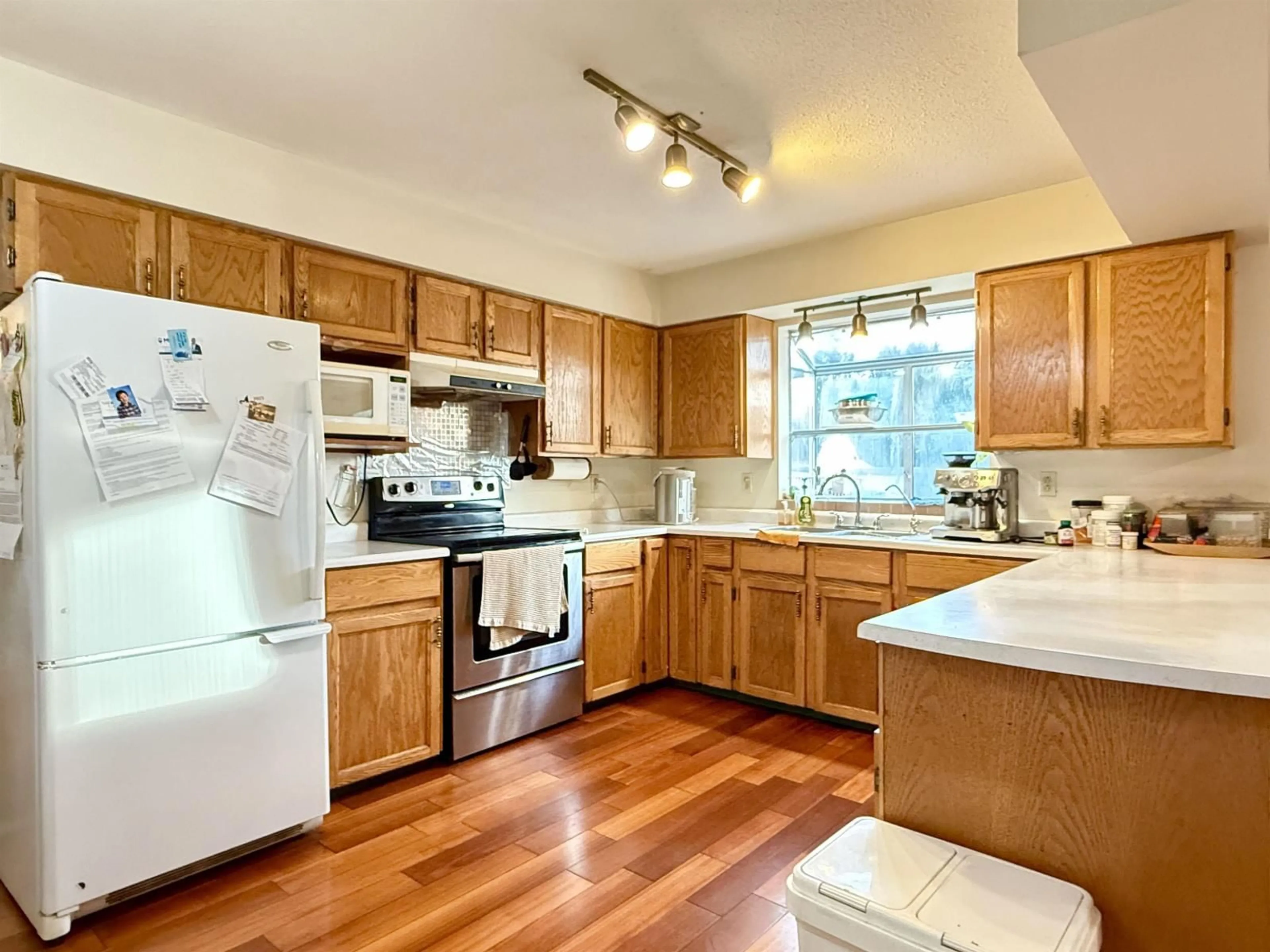 Standard kitchen, unknown for 18572 76 AVENUE, Surrey British Columbia V4N3G5