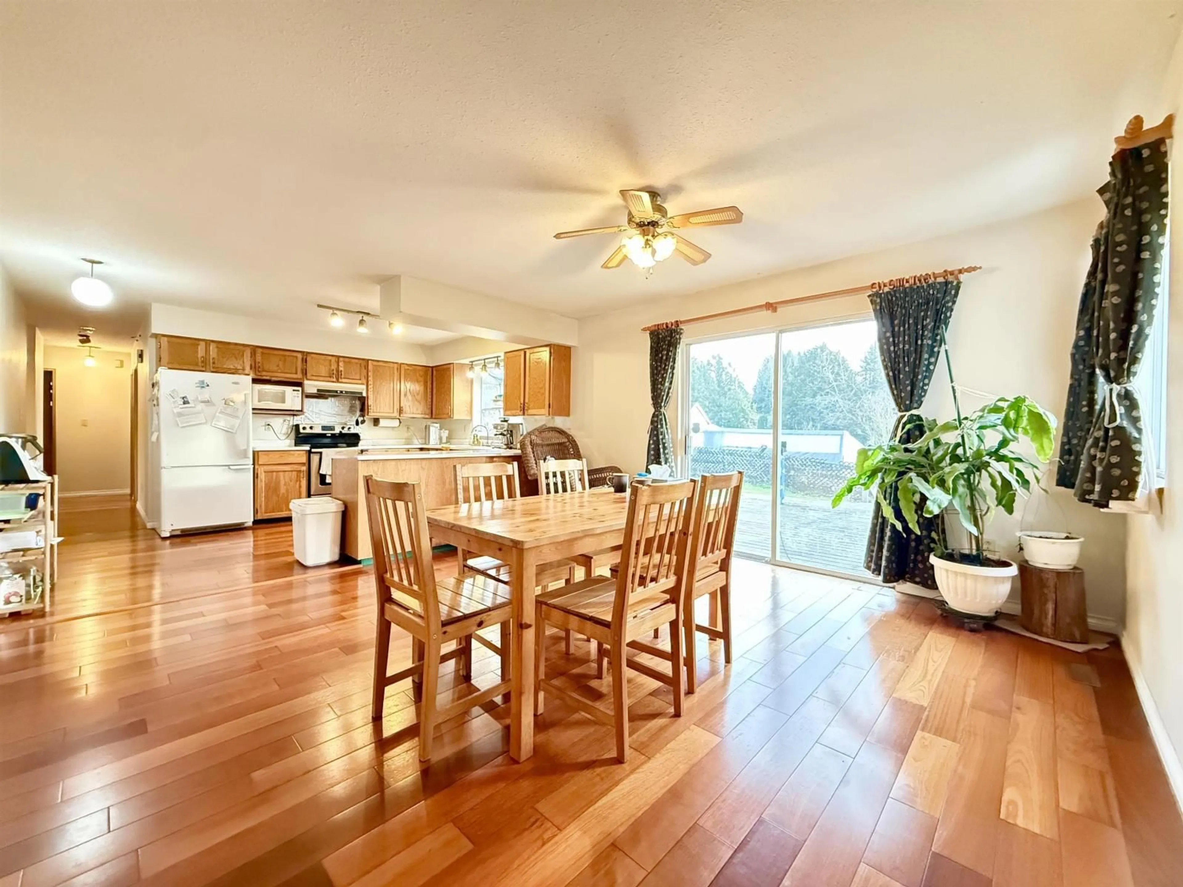 Dining room, wood/laminate floor for 18572 76 AVENUE, Surrey British Columbia V4N3G5