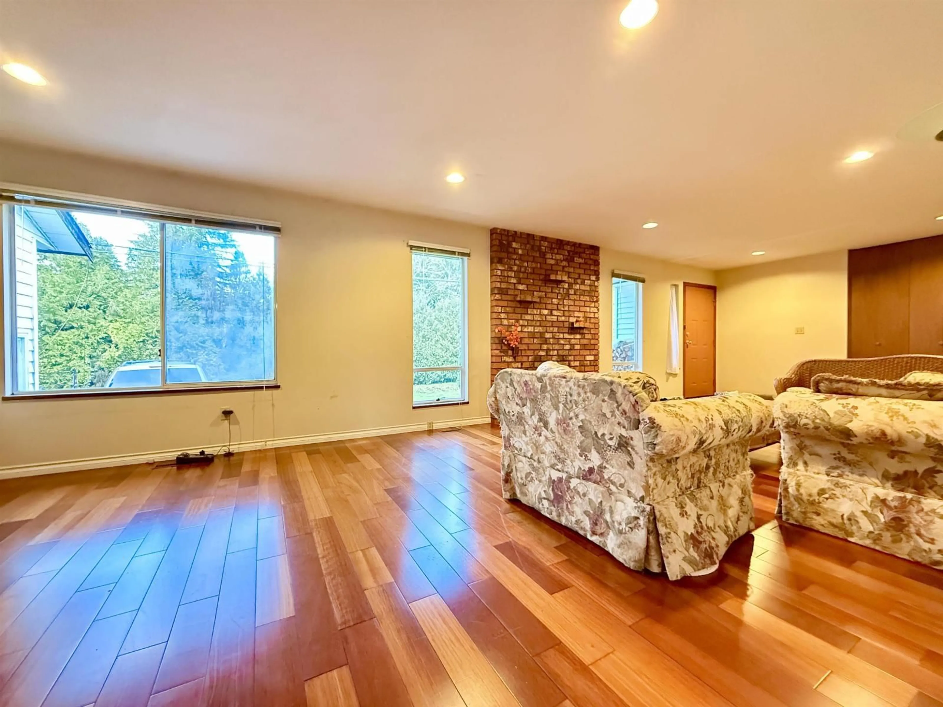 Living room with furniture, wood/laminate floor for 18572 76 AVENUE, Surrey British Columbia V4N3G5