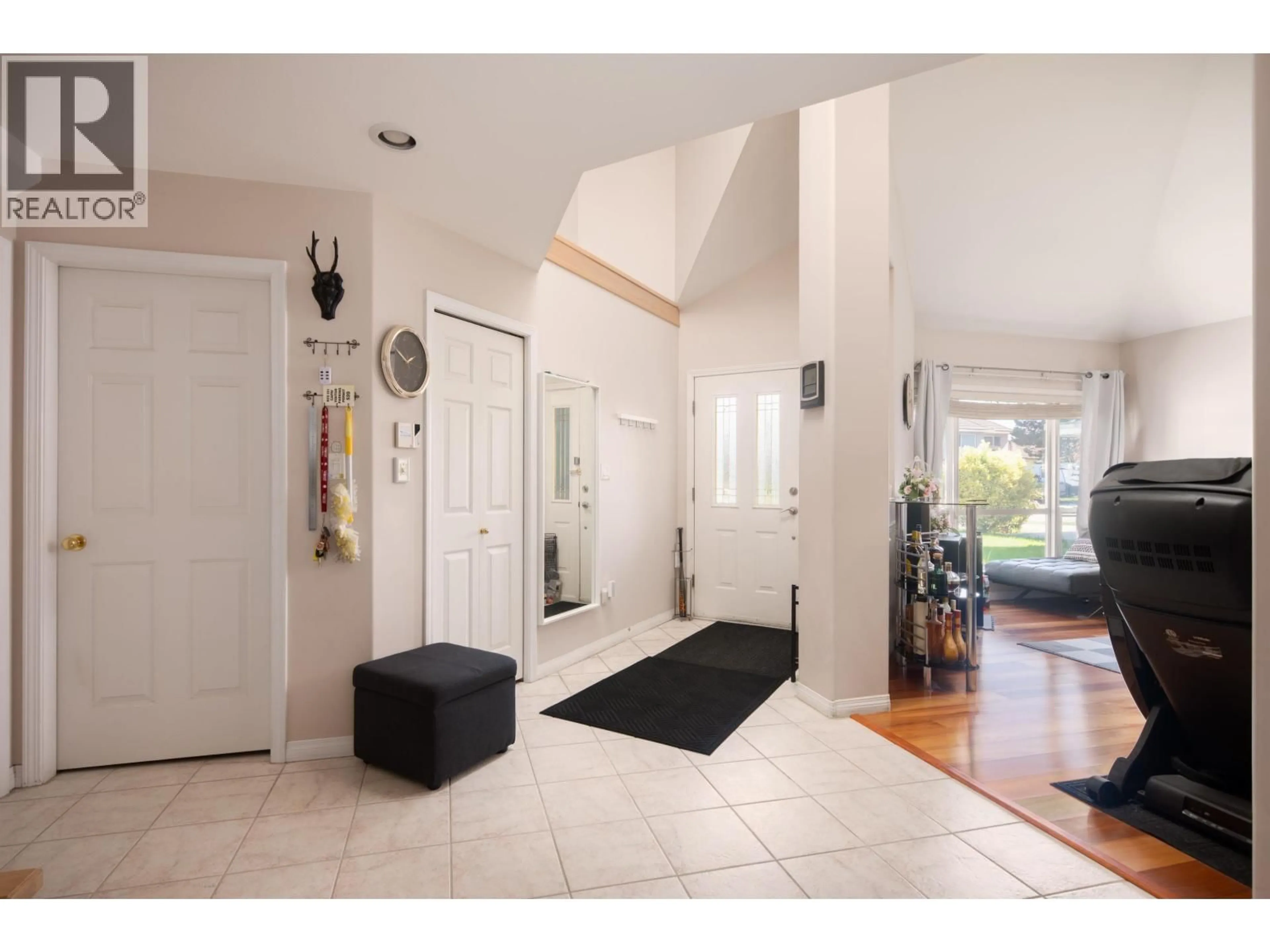 Indoor entryway for 3628 MCKAY DRIVE, Richmond British Columbia V6X3R7