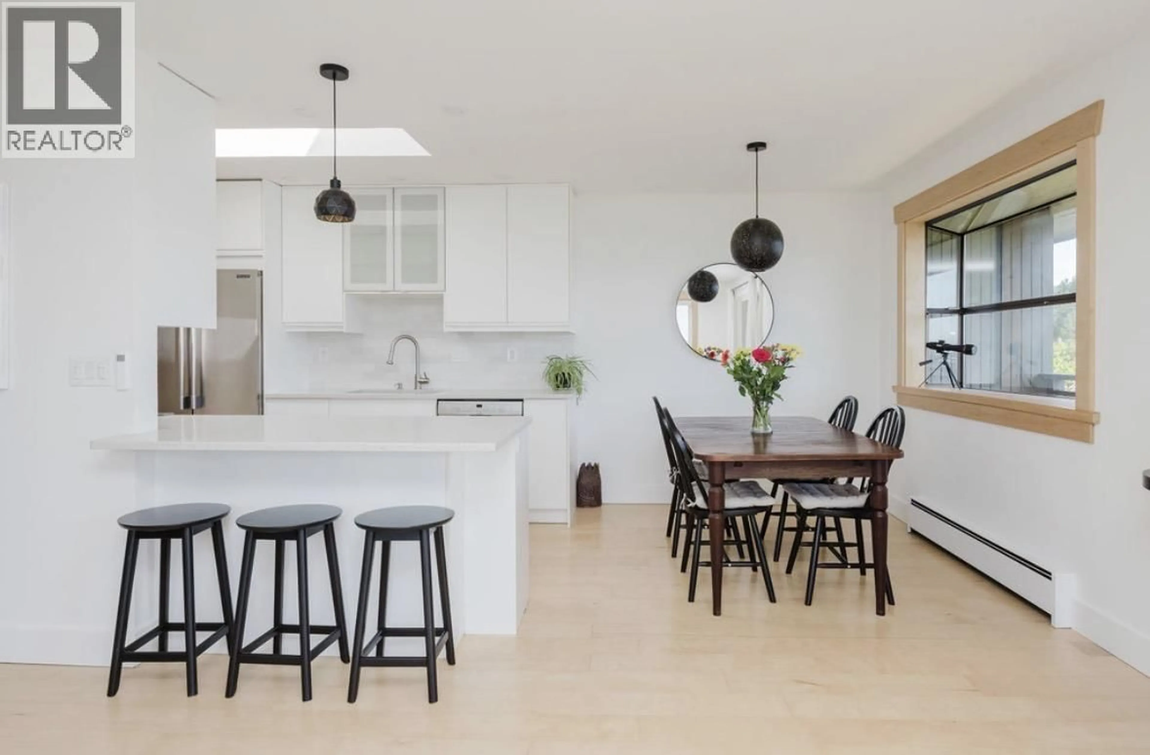 Contemporary kitchen, ceramic/tile floor for 11 - 694 SCHOOL ROAD, Gibsons British Columbia V0N1V9