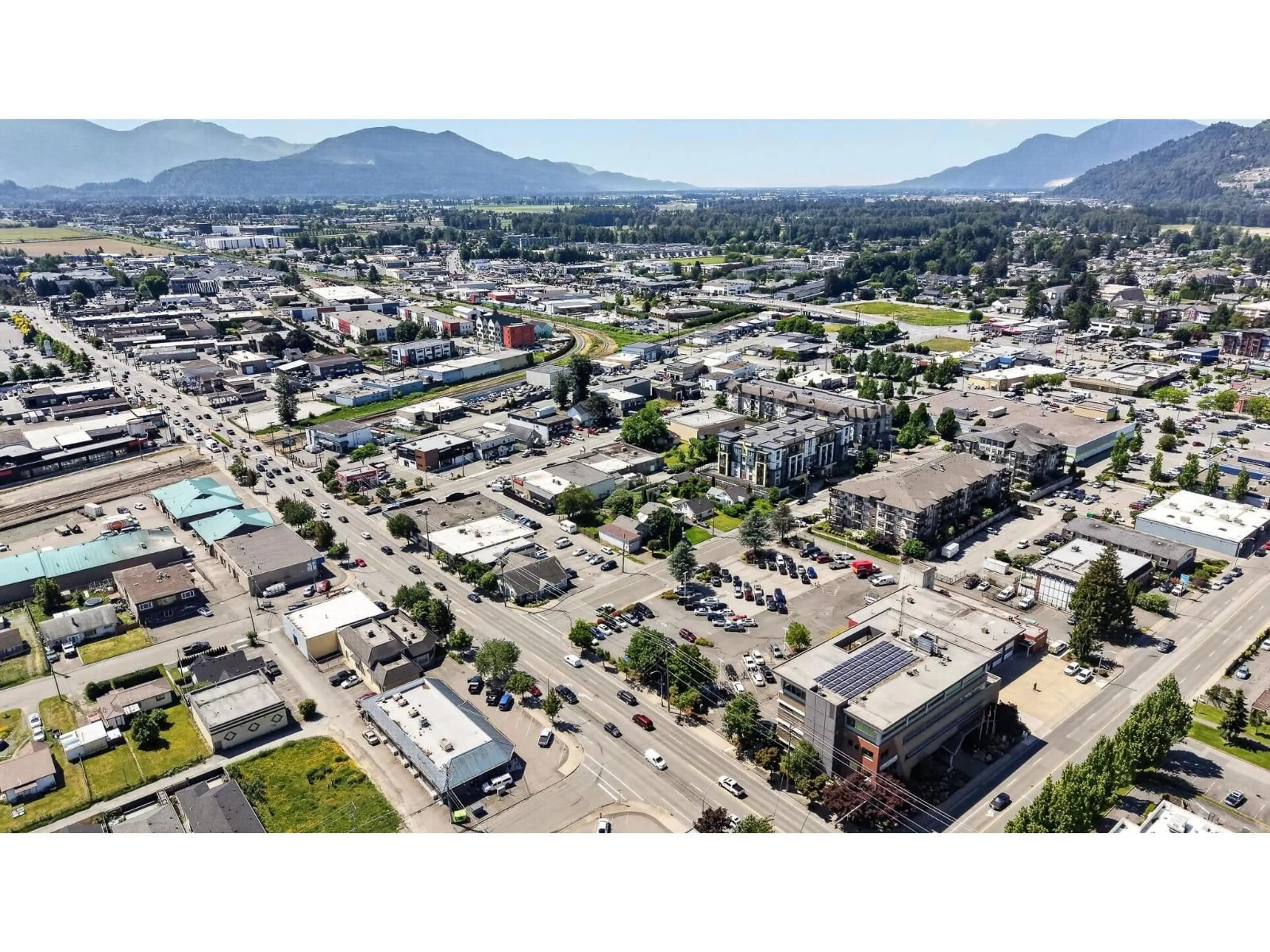A pic from outside/outdoor area/front of a property/back of a property/a pic from drone, mountain view for 45948 CHESTERFIELD AVENUE, Chilliwack British Columbia V2P1M4