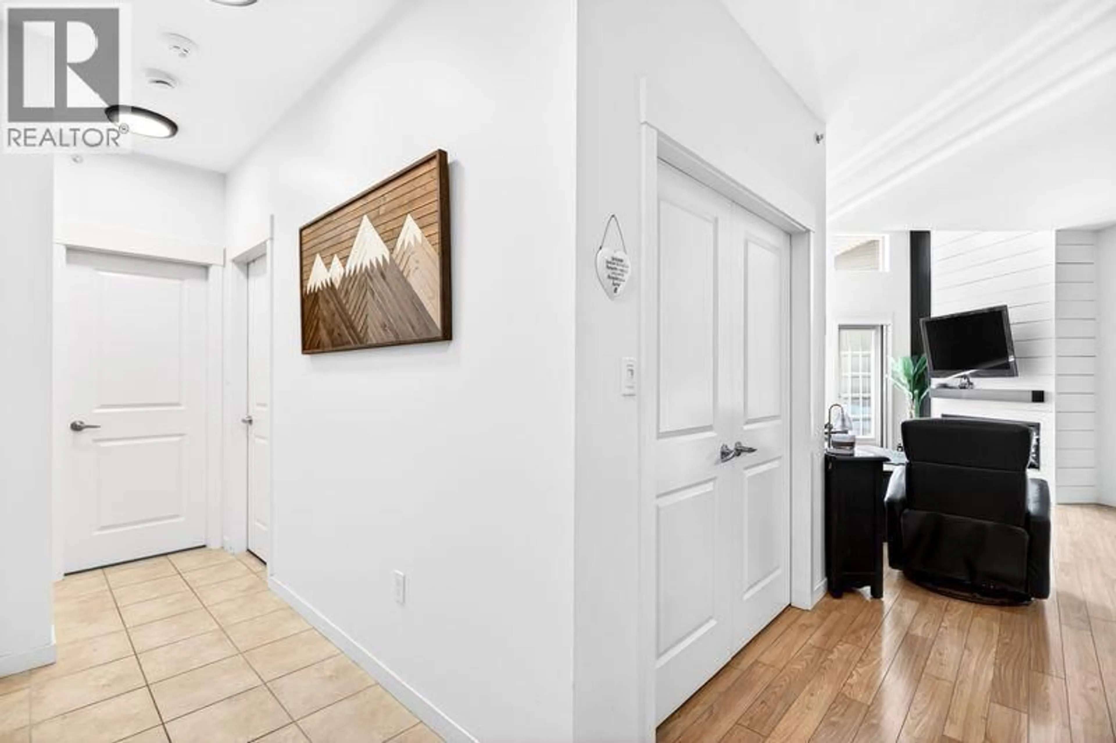 Indoor foyer for 410 - 12350 HARRIS ROAD, Pitt Meadows British Columbia V3Y0C5