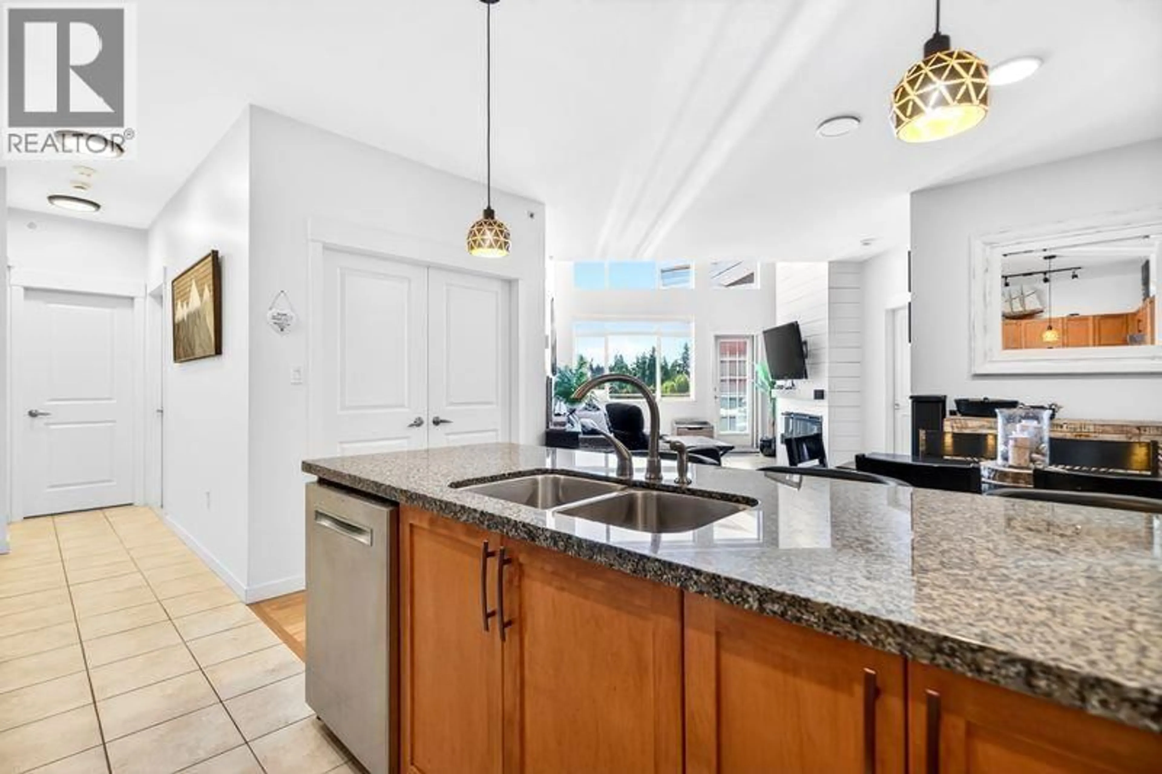 Open concept kitchen, ceramic/tile floor for 410 - 12350 HARRIS ROAD, Pitt Meadows British Columbia V3Y0C5