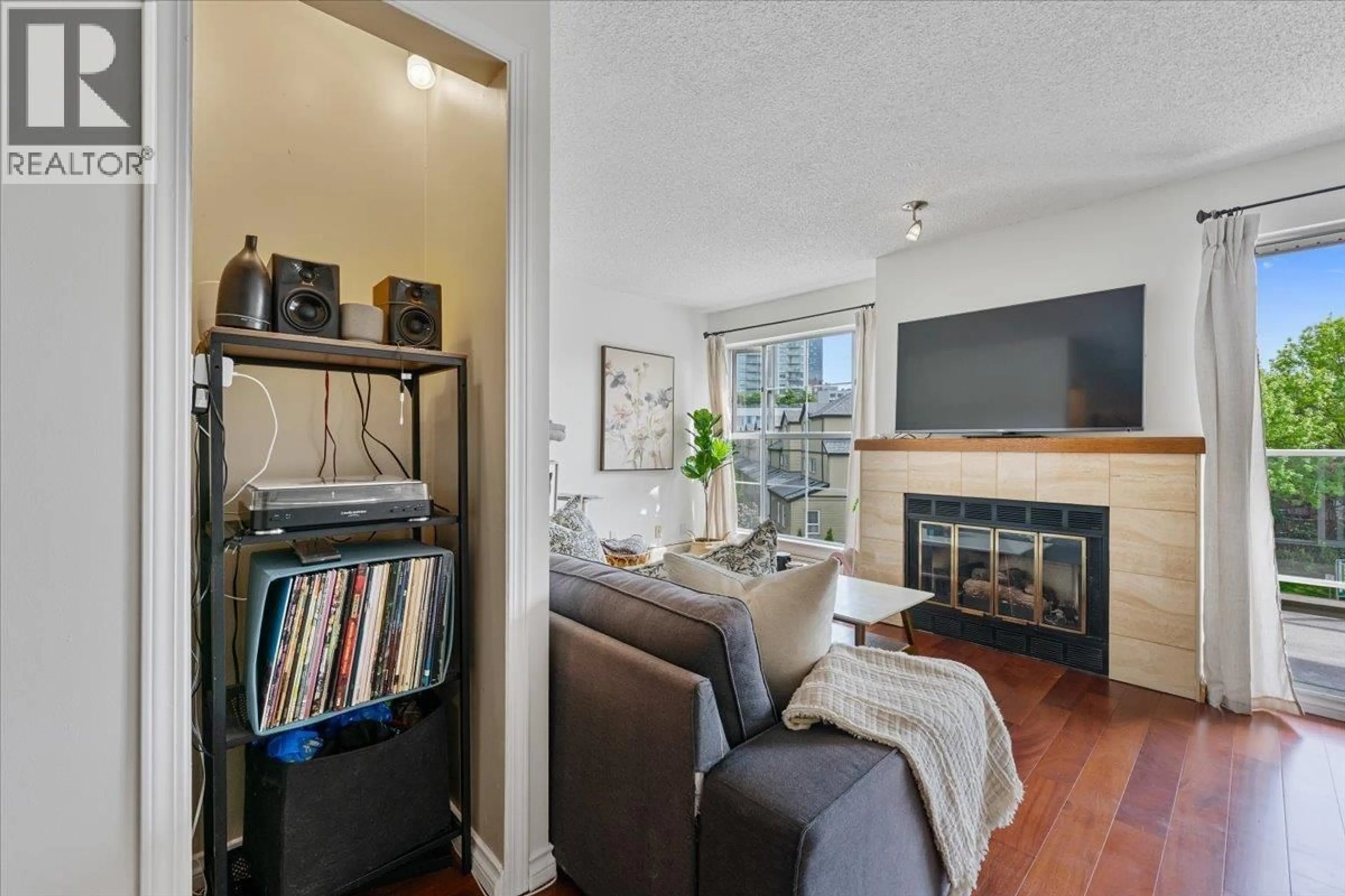 Living room with furniture, wood/laminate floor for 313 - 12 K DE K COURT, New Westminster British Columbia V3M6C5