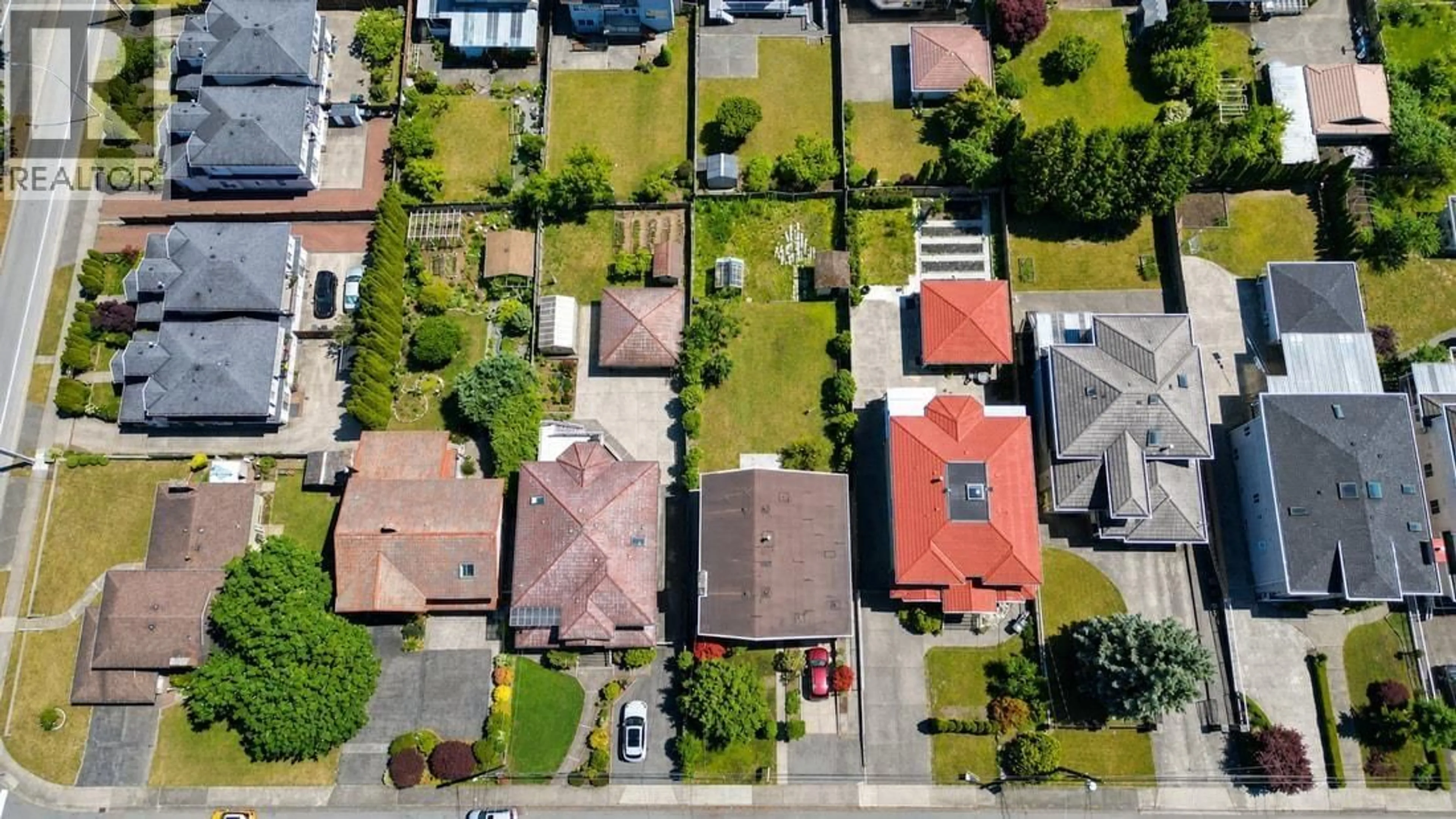 A pic from outside/outdoor area/front of a property/back of a property/a pic from drone, street for 6072 SELMA AVENUE, Burnaby British Columbia V5H3R2
