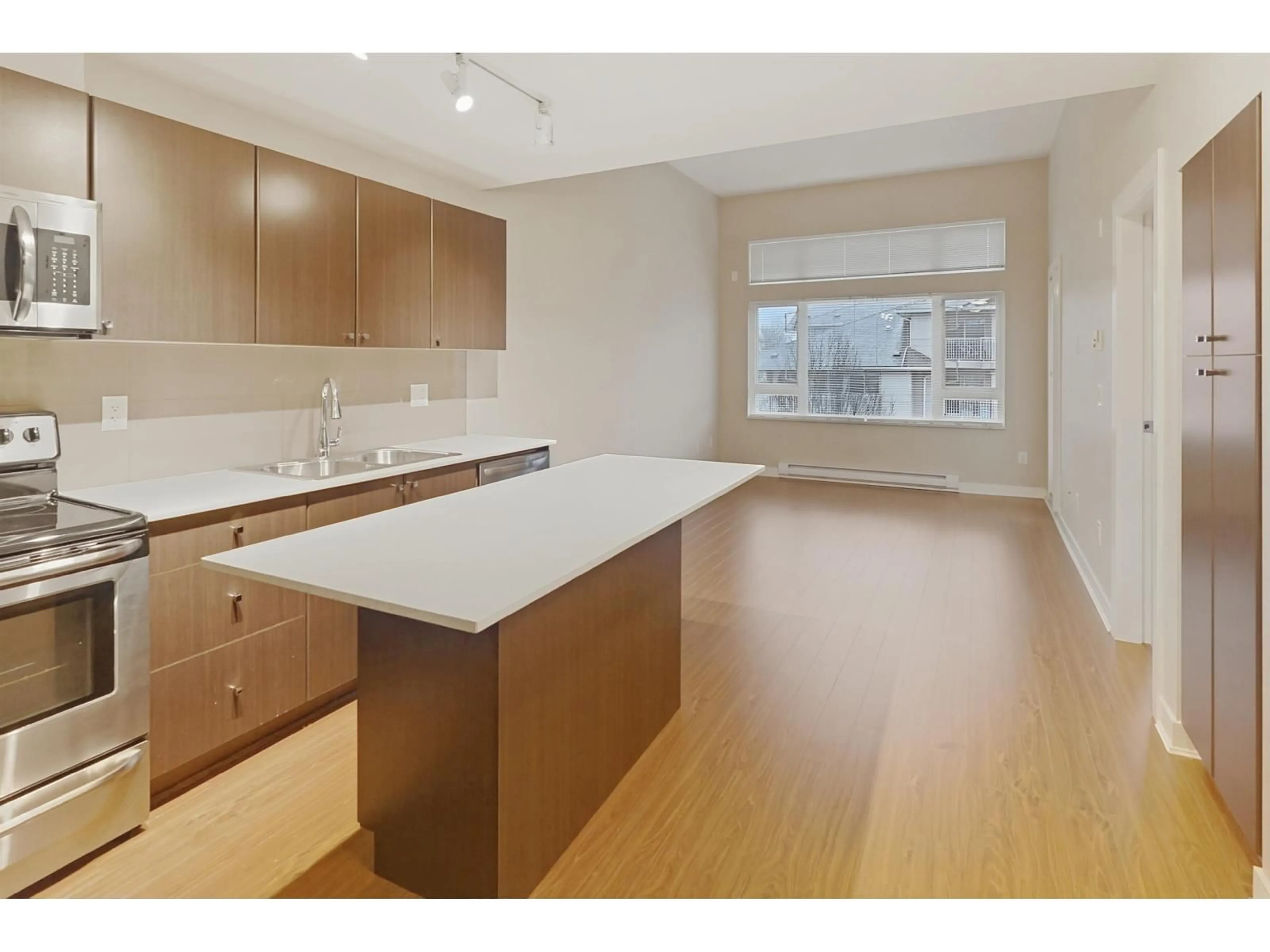 Standard kitchen, wood/laminate floor for 417 - 13740 75A AVENUE, Surrey British Columbia V3W0E8