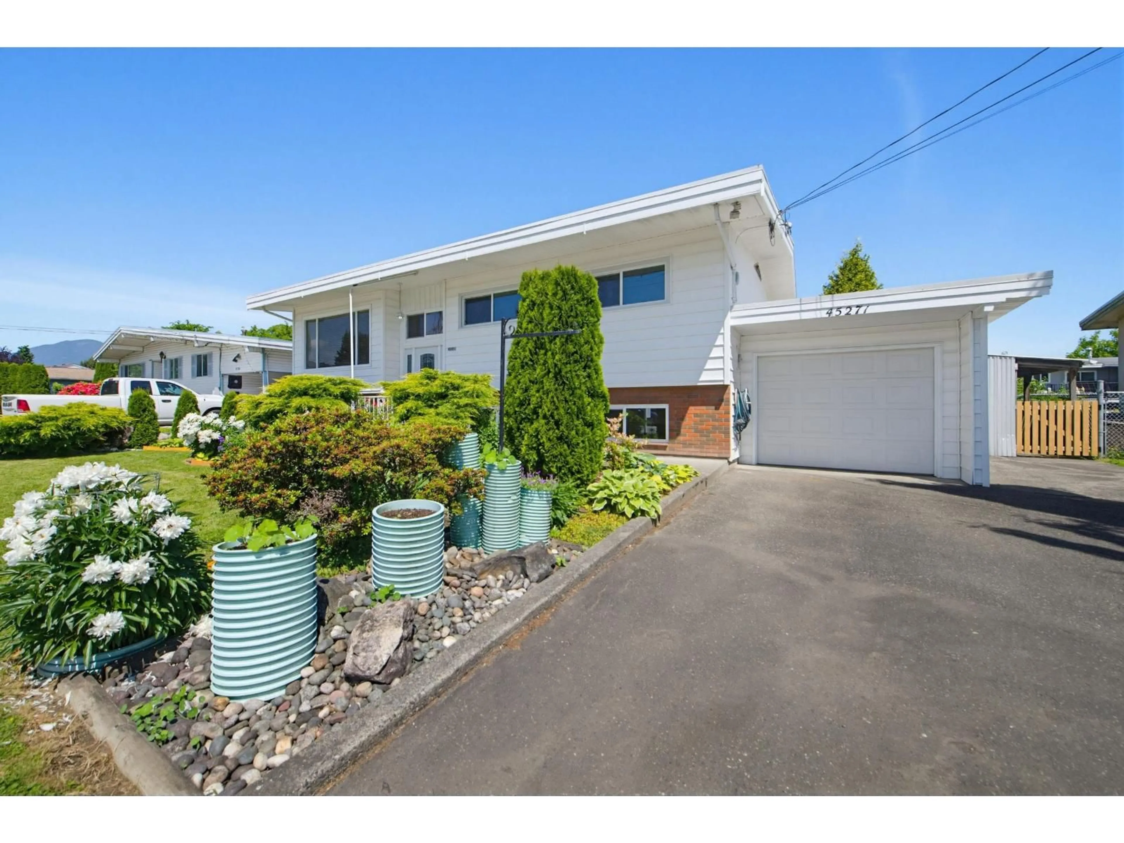 A pic from outside/outdoor area/front of a property/back of a property/a pic from drone, street for 45271 BERNARD AVENUE, Chilliwack British Columbia V2P1H3
