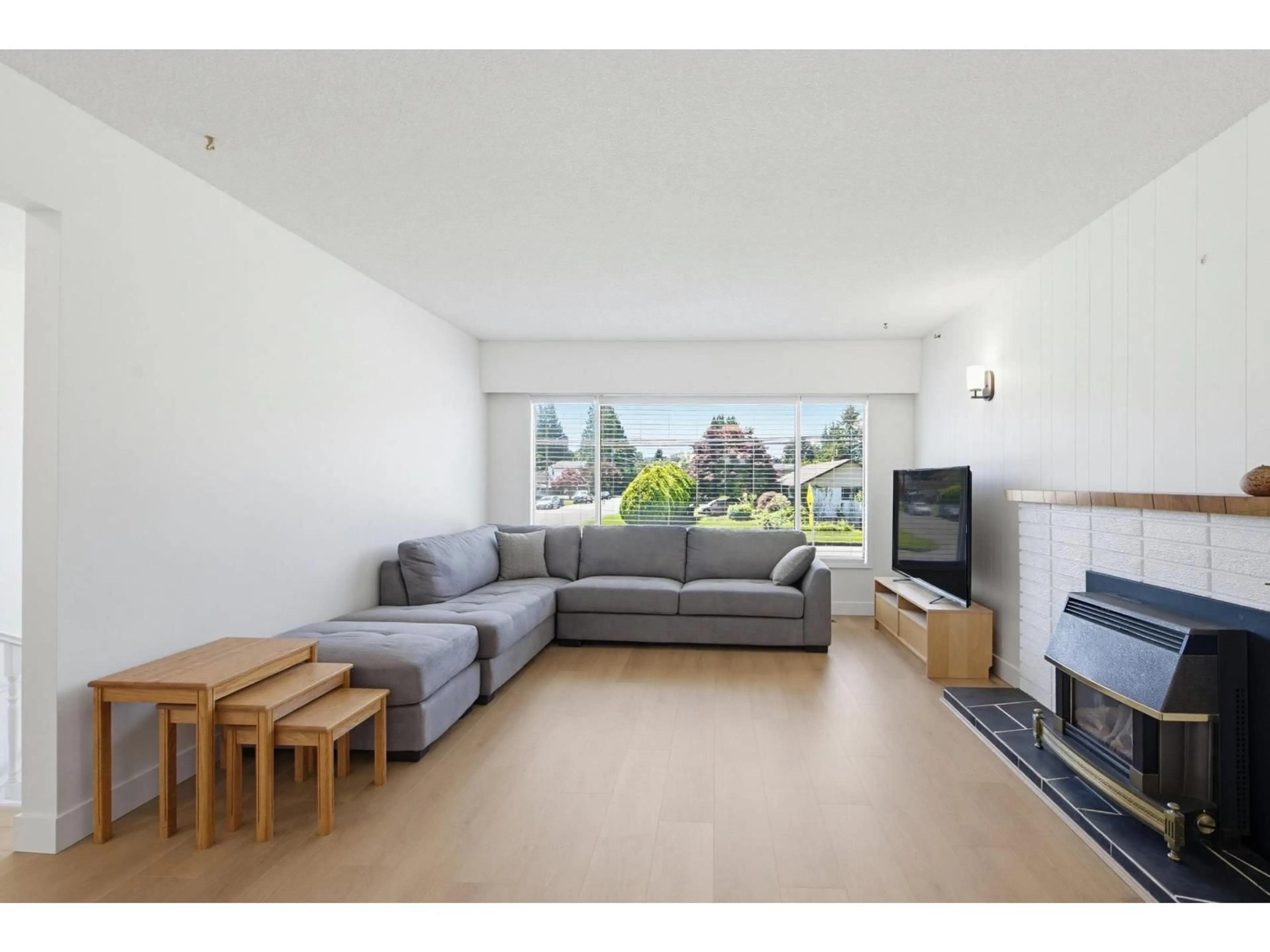 Living room with furniture, wood/laminate floor for 45271 BERNARD AVENUE, Chilliwack British Columbia V2P1H3