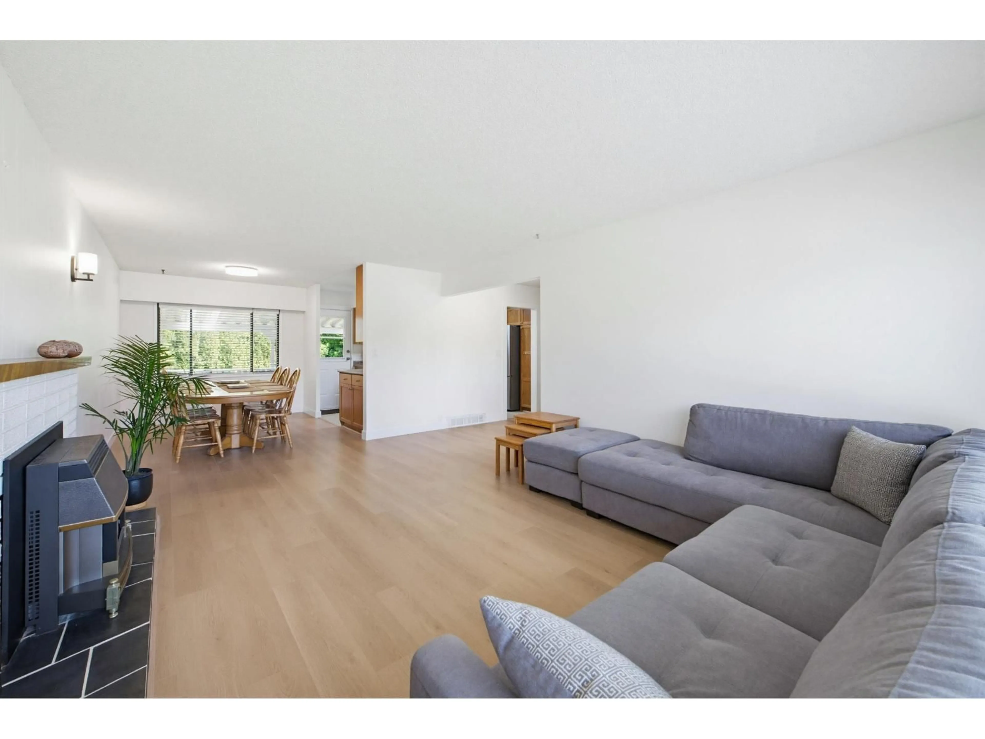 Living room with furniture, wood/laminate floor for 45271 BERNARD AVENUE, Chilliwack British Columbia V2P1H3