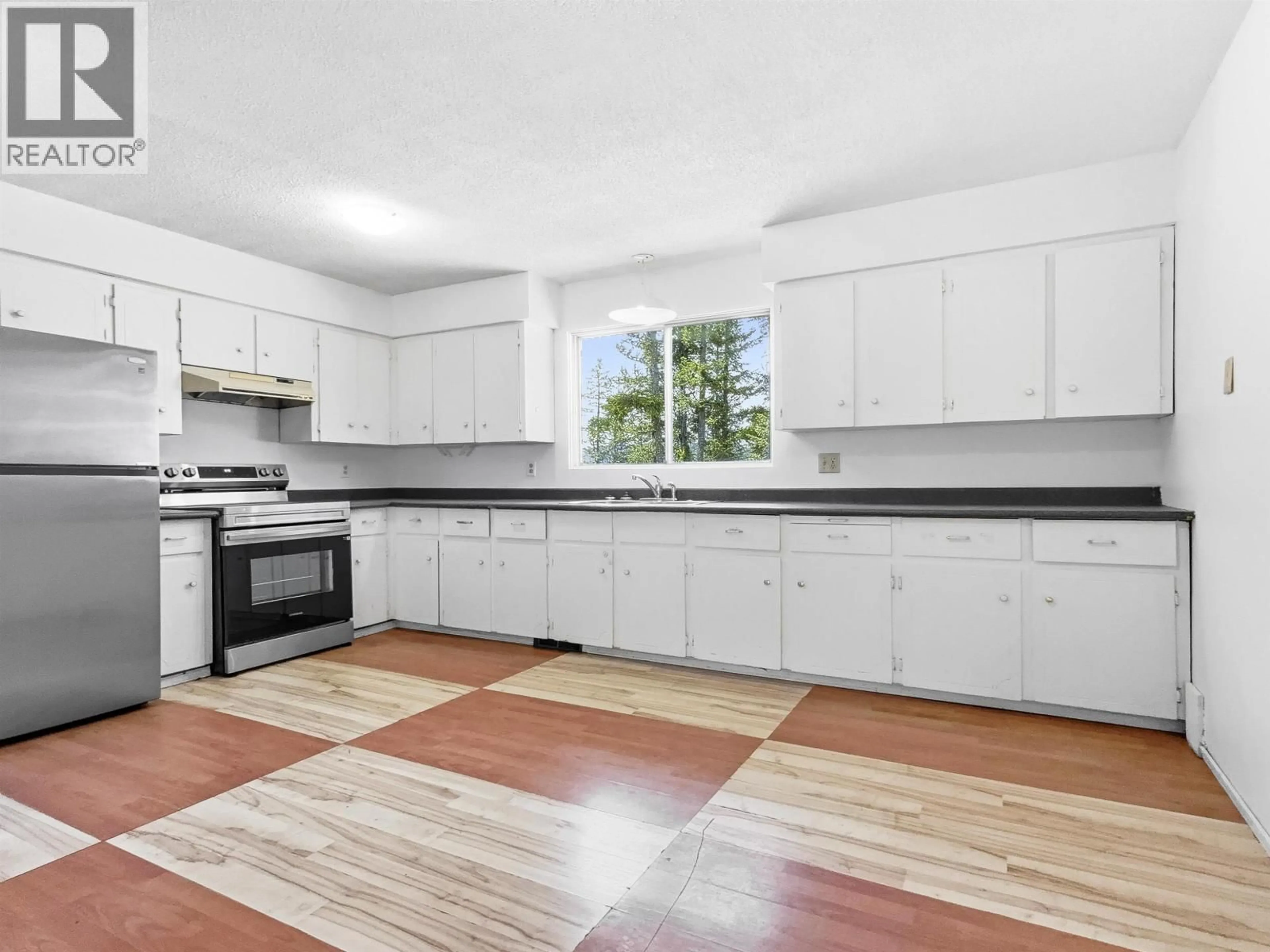 Standard kitchen, ceramic/tile floor for 1215 12TH AVENUE, Williams Lake British Columbia V2G2N9