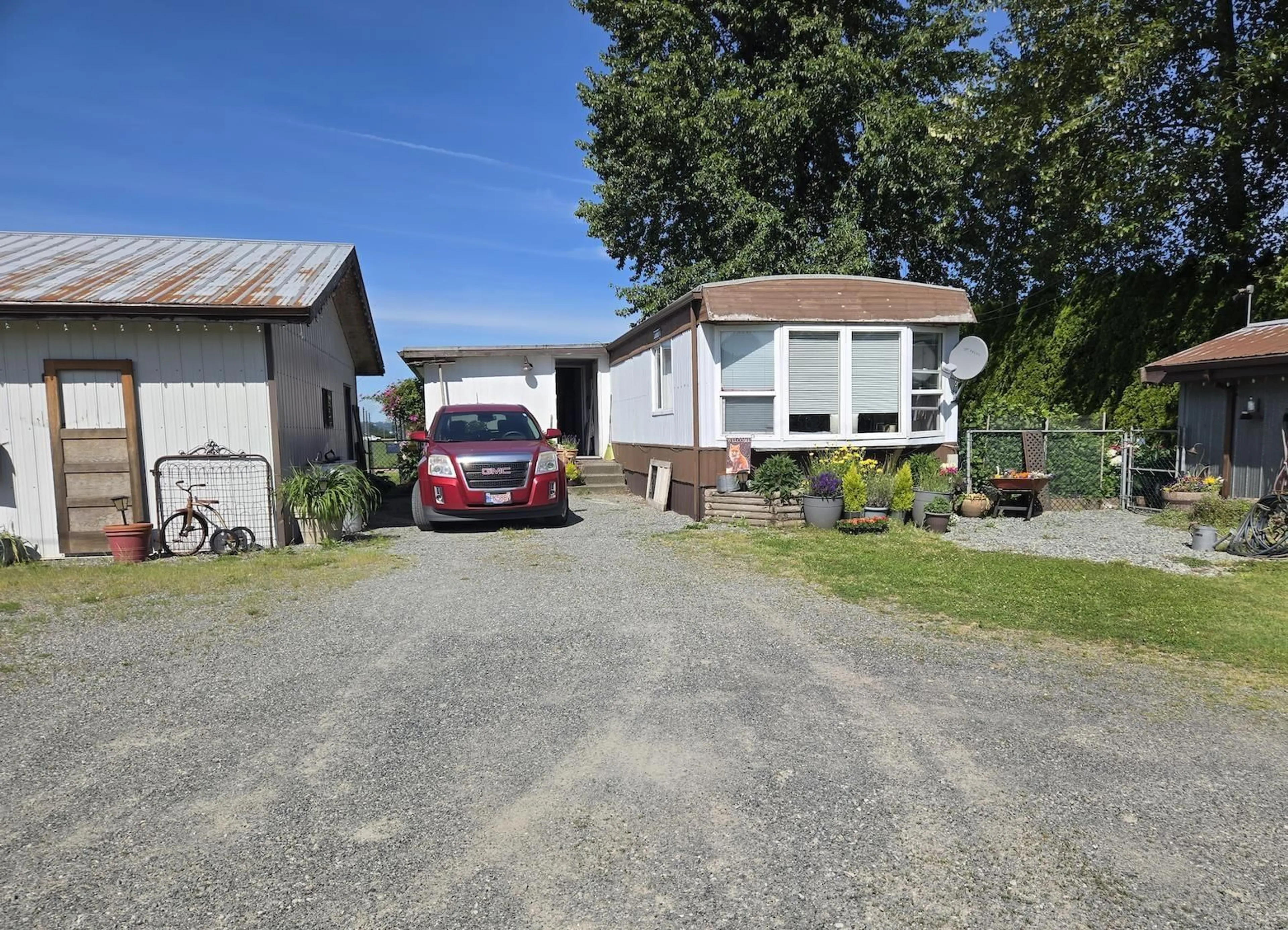 A pic from outside/outdoor area/front of a property/back of a property/a pic from drone, street for 34561 FORE ROAD, Abbotsford British Columbia V3G1R6