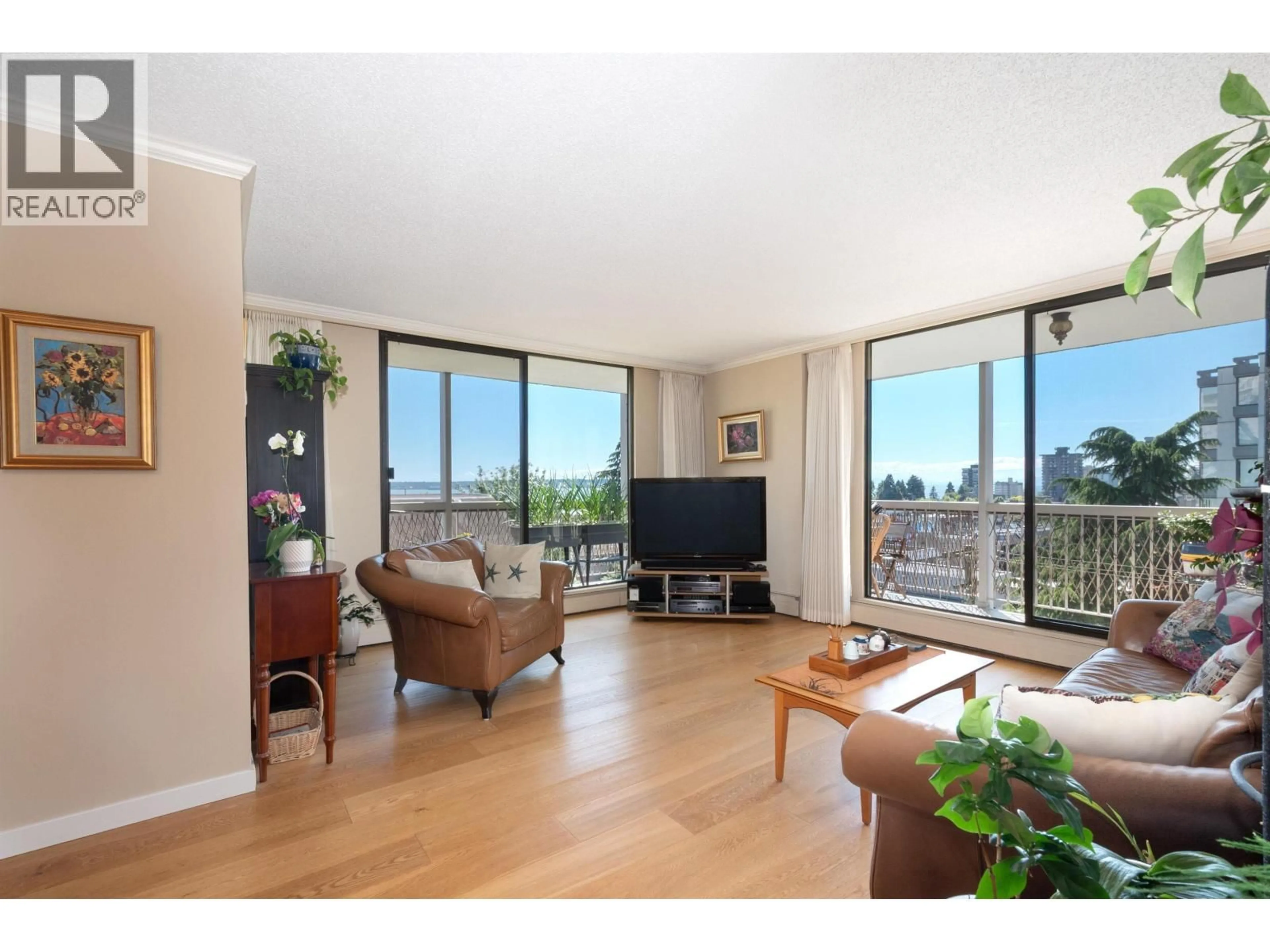Living room with furniture, wood/laminate floor for 402 - 1390 DUCHESS AVENUE, West Vancouver British Columbia V7T1H6