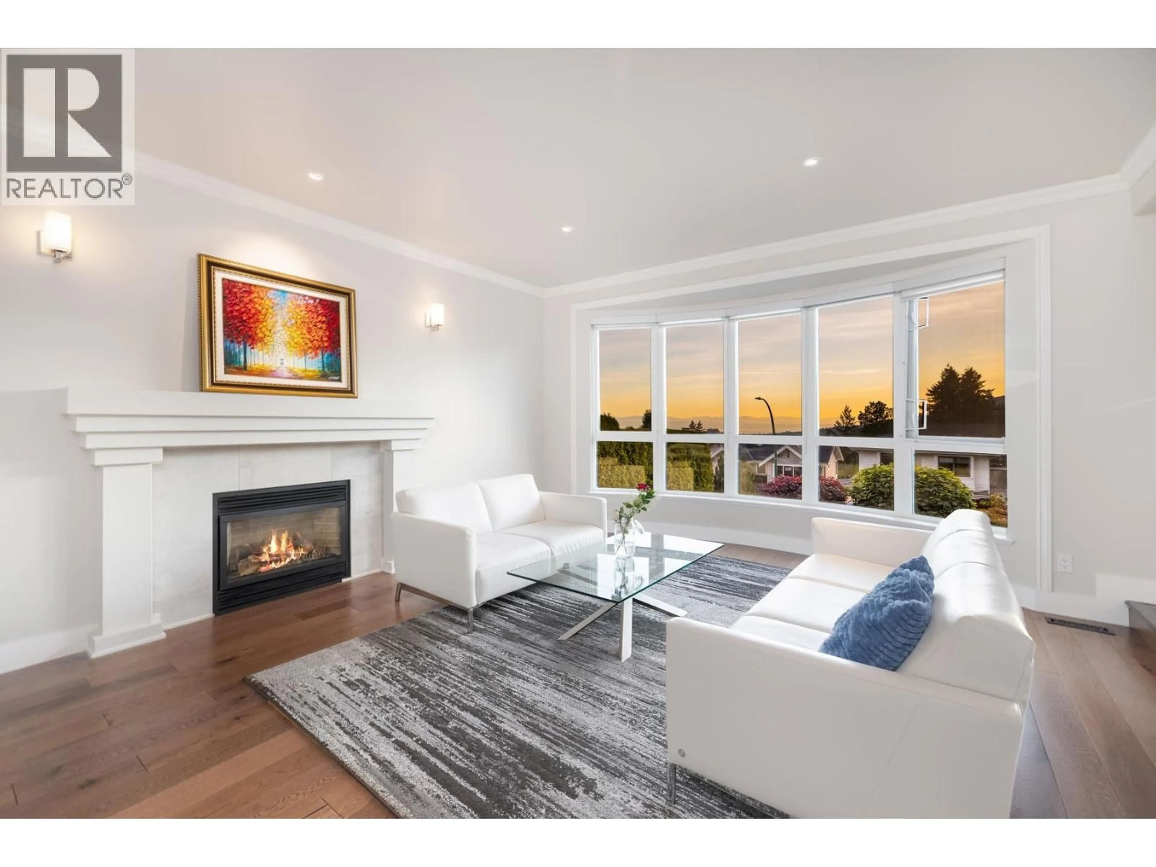 Living room with furniture, wood/laminate floor for 4350 STARLIGHT WAY, North Vancouver British Columbia V7N3N9