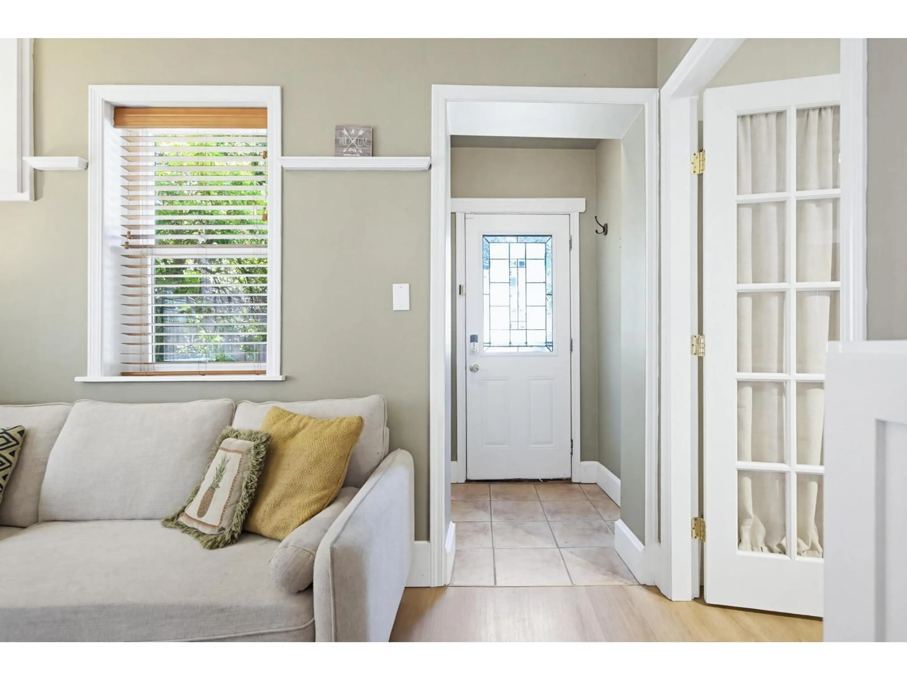 Indoor entryway for 32904 3 AVENUE, Mission British Columbia V2V1N3
