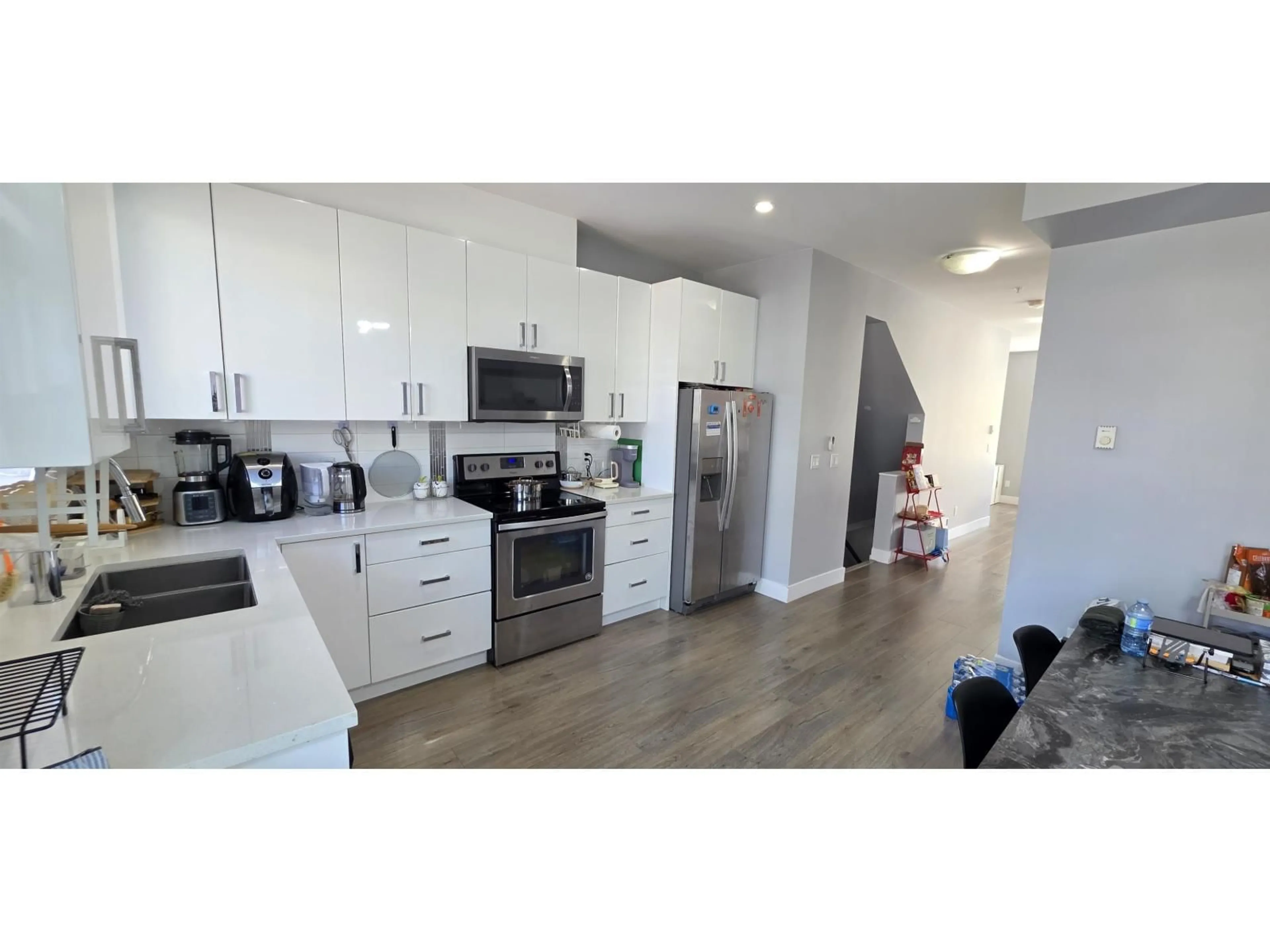 Open concept kitchen, wood/laminate floor for 1 - 19753 55A AVENUE, Langley British Columbia V3A0J9