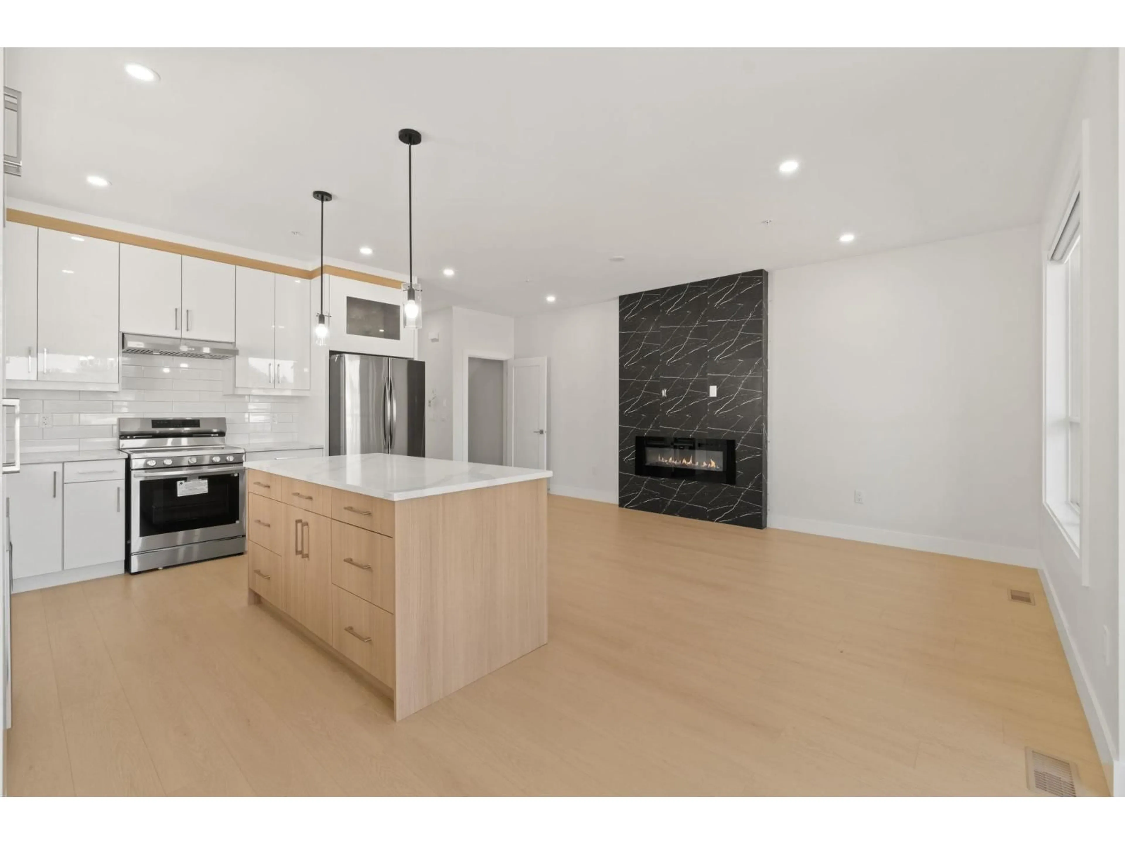 Open concept kitchen, ceramic/tile floor for 32539 HIGGINBOTTOM COURT, Mission British Columbia V2V2T7