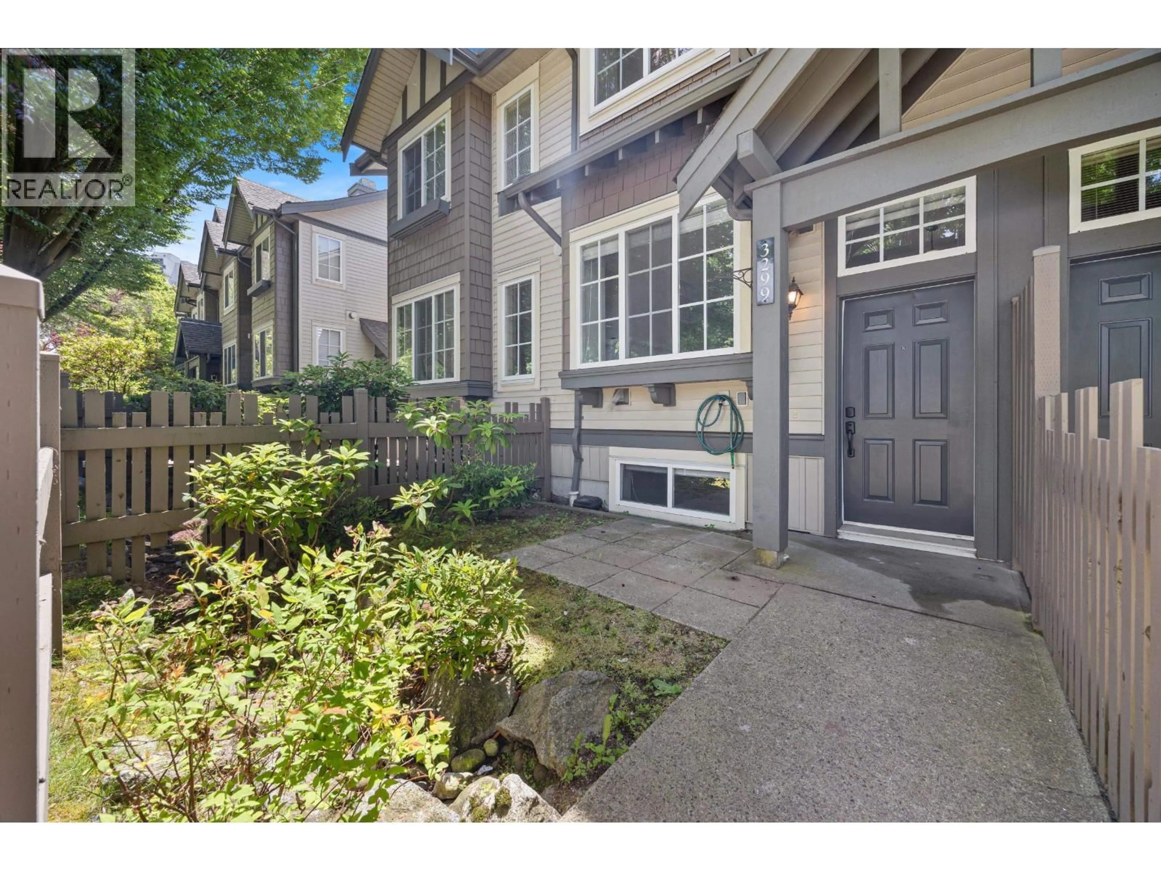 Indoor entryway for 3299 BEAVERBROOK DRIVE, Burnaby British Columbia V3J7Y2