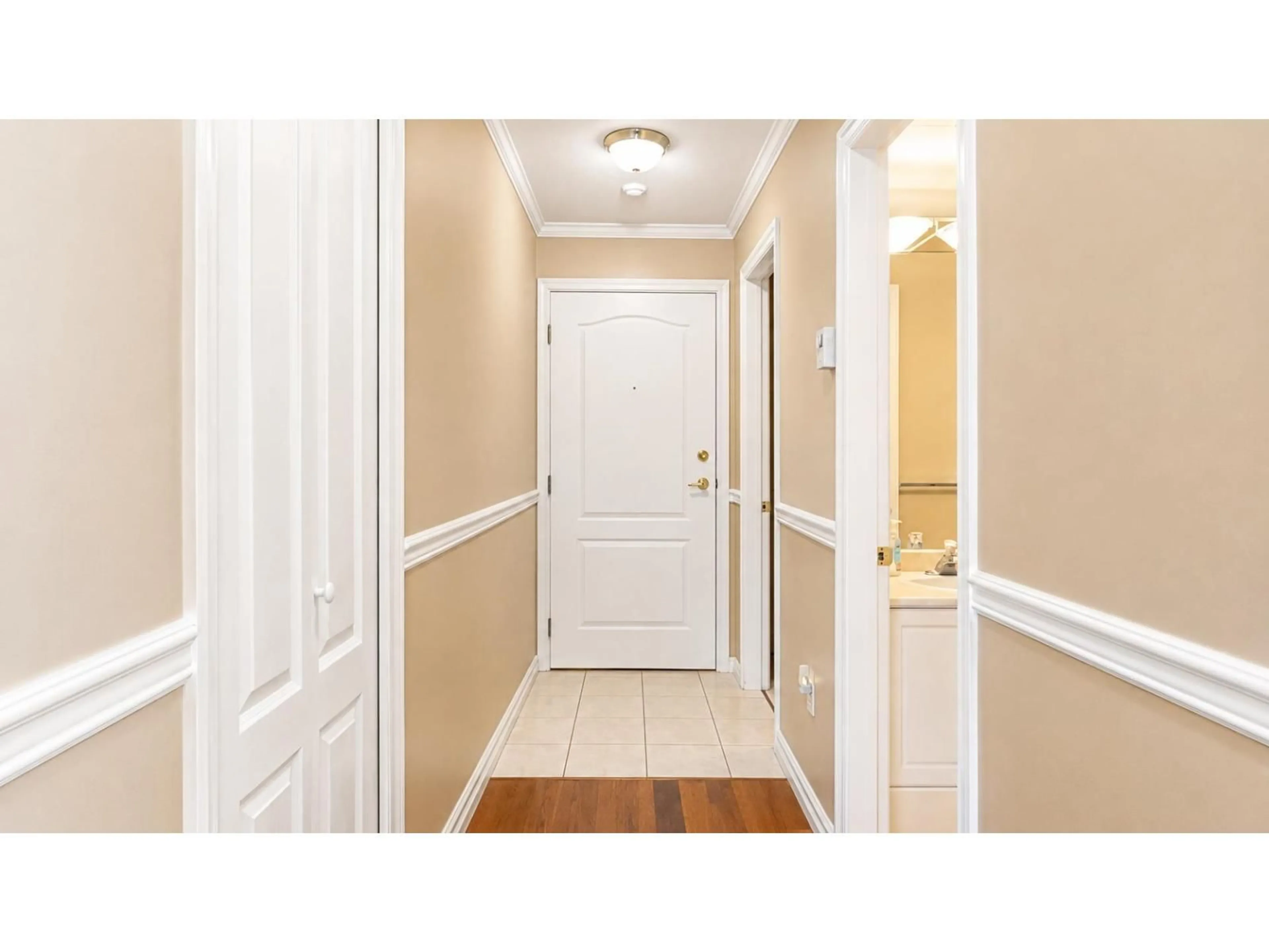 Indoor entryway for 314 - 33150 4TH AVENUE, Mission British Columbia V2V7A3