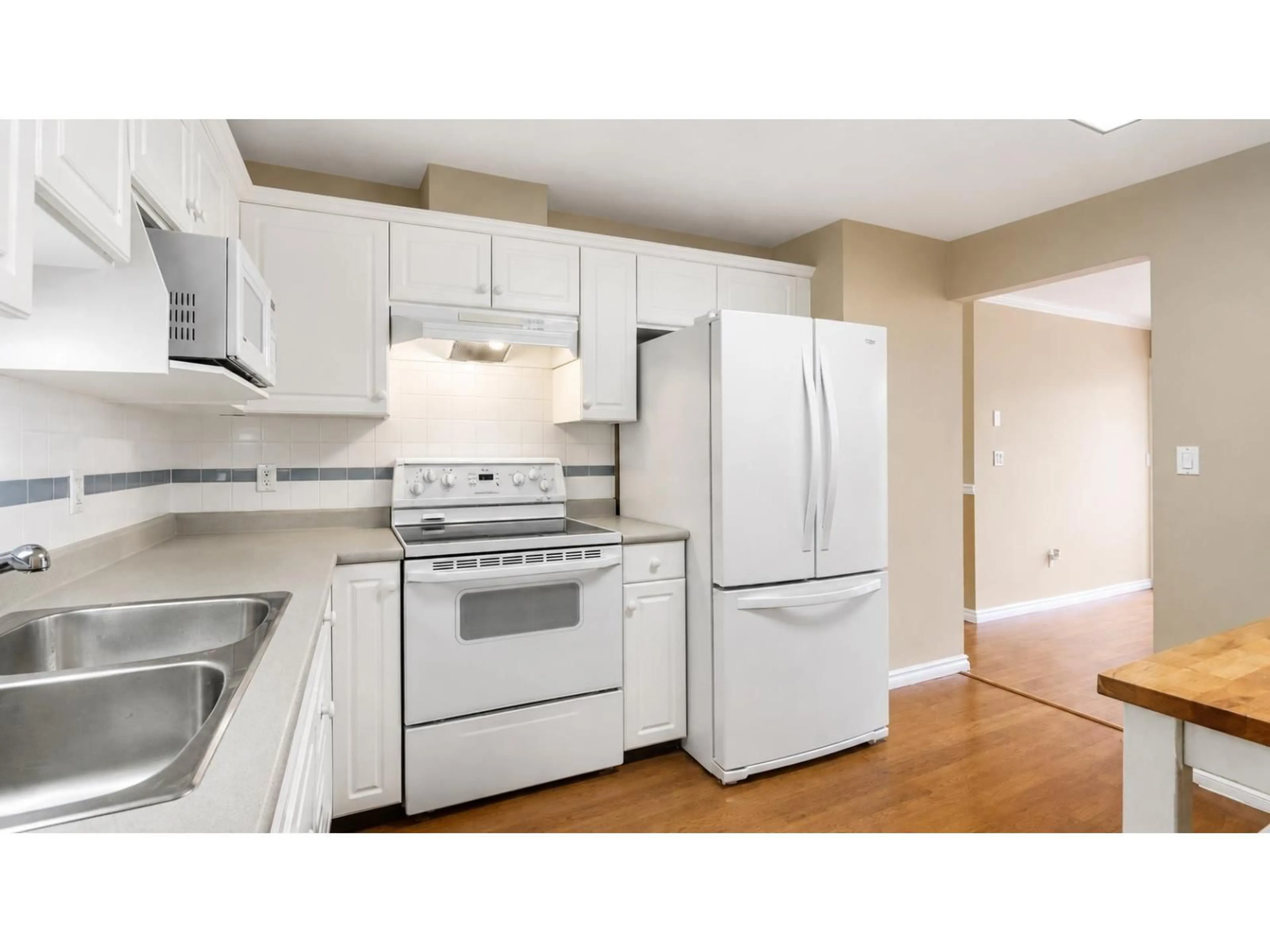 Standard kitchen, wood/laminate floor for 314 - 33150 4TH AVENUE, Mission British Columbia V2V7A3