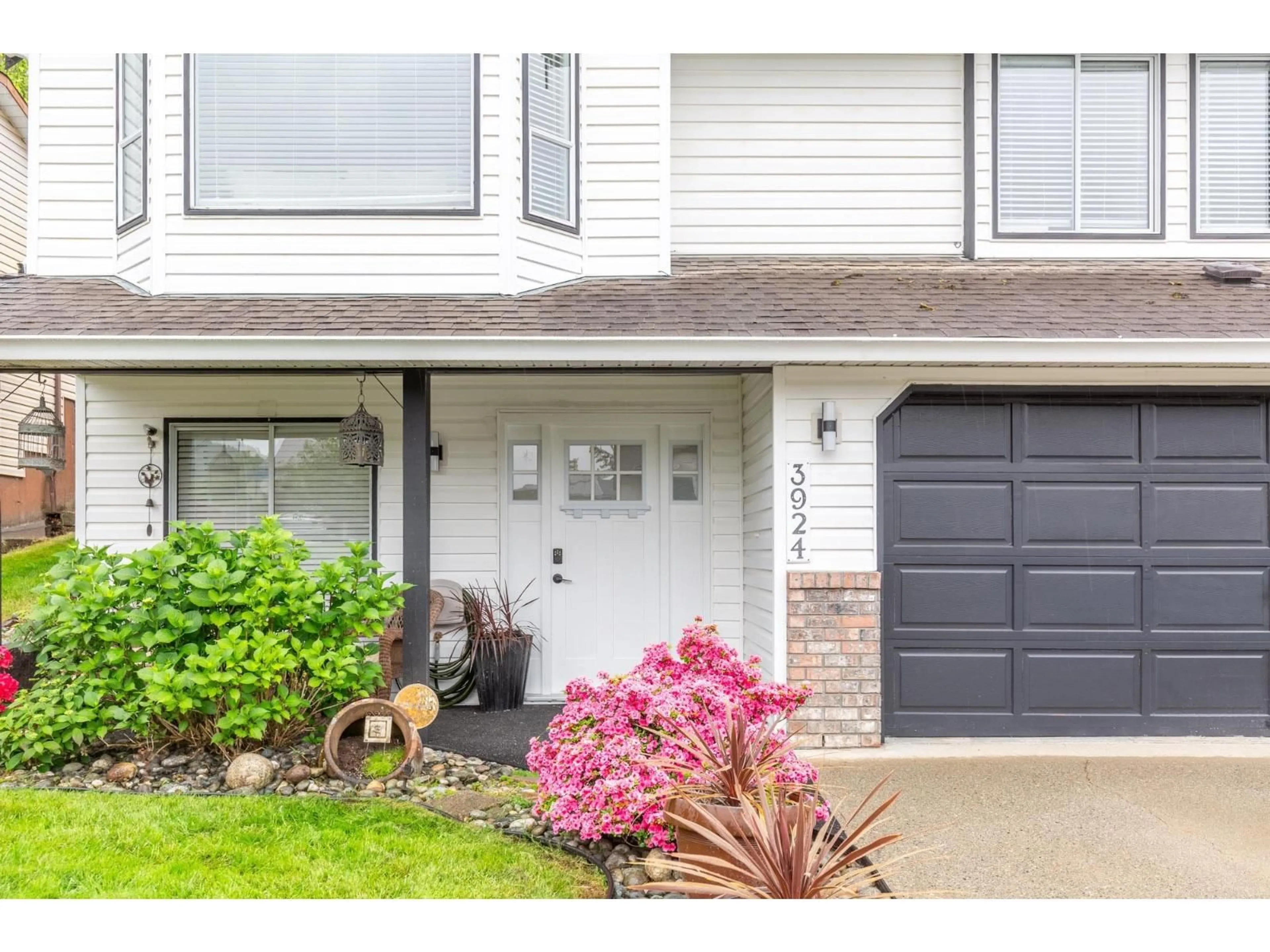 Home with vinyl exterior material, street for 3924 WATERTON CRESCENT, Abbotsford British Columbia V3G1J8