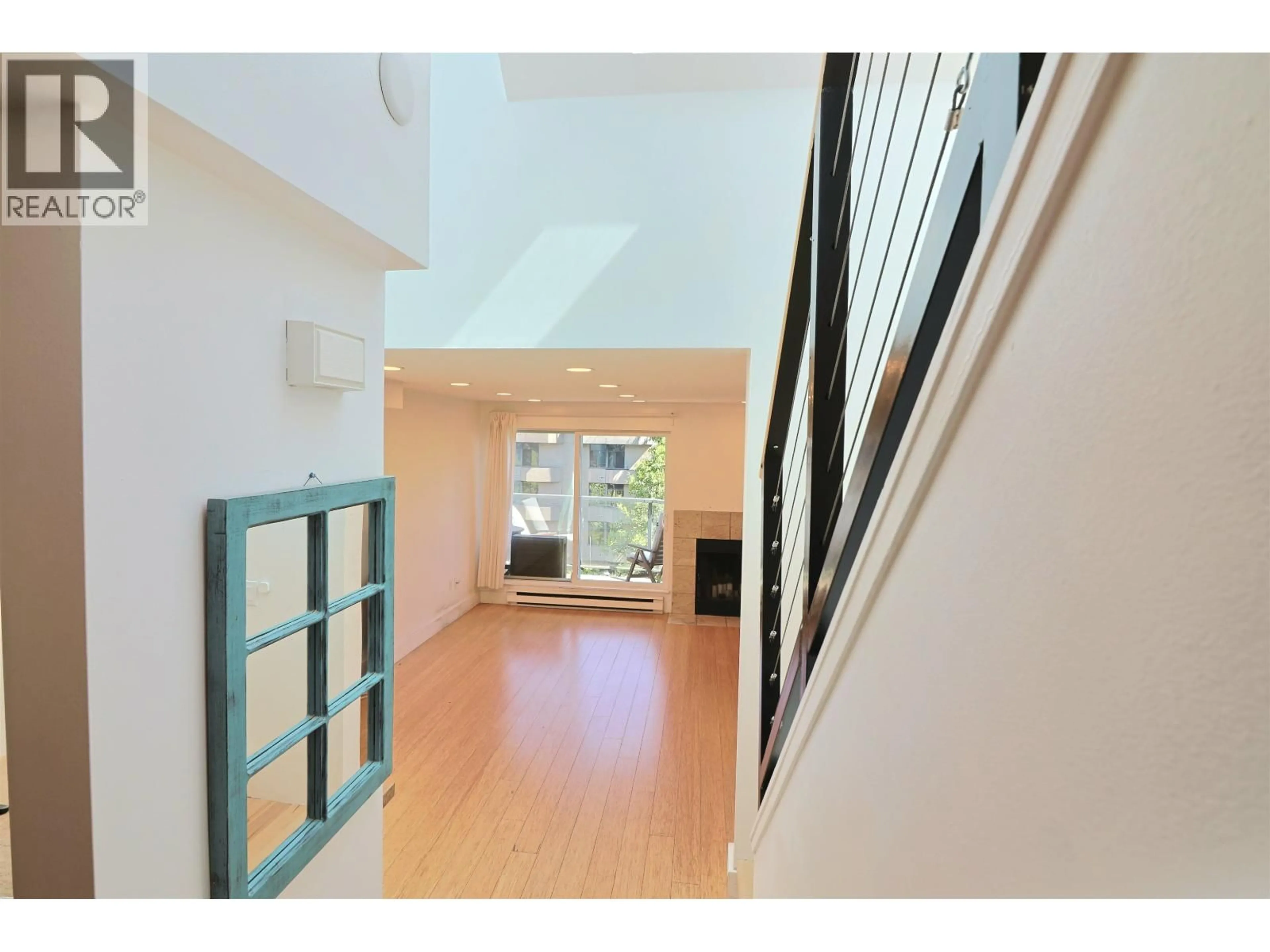 Indoor foyer for 21 - 1345 4TH AVENUE, Vancouver British Columbia V6H3Y8