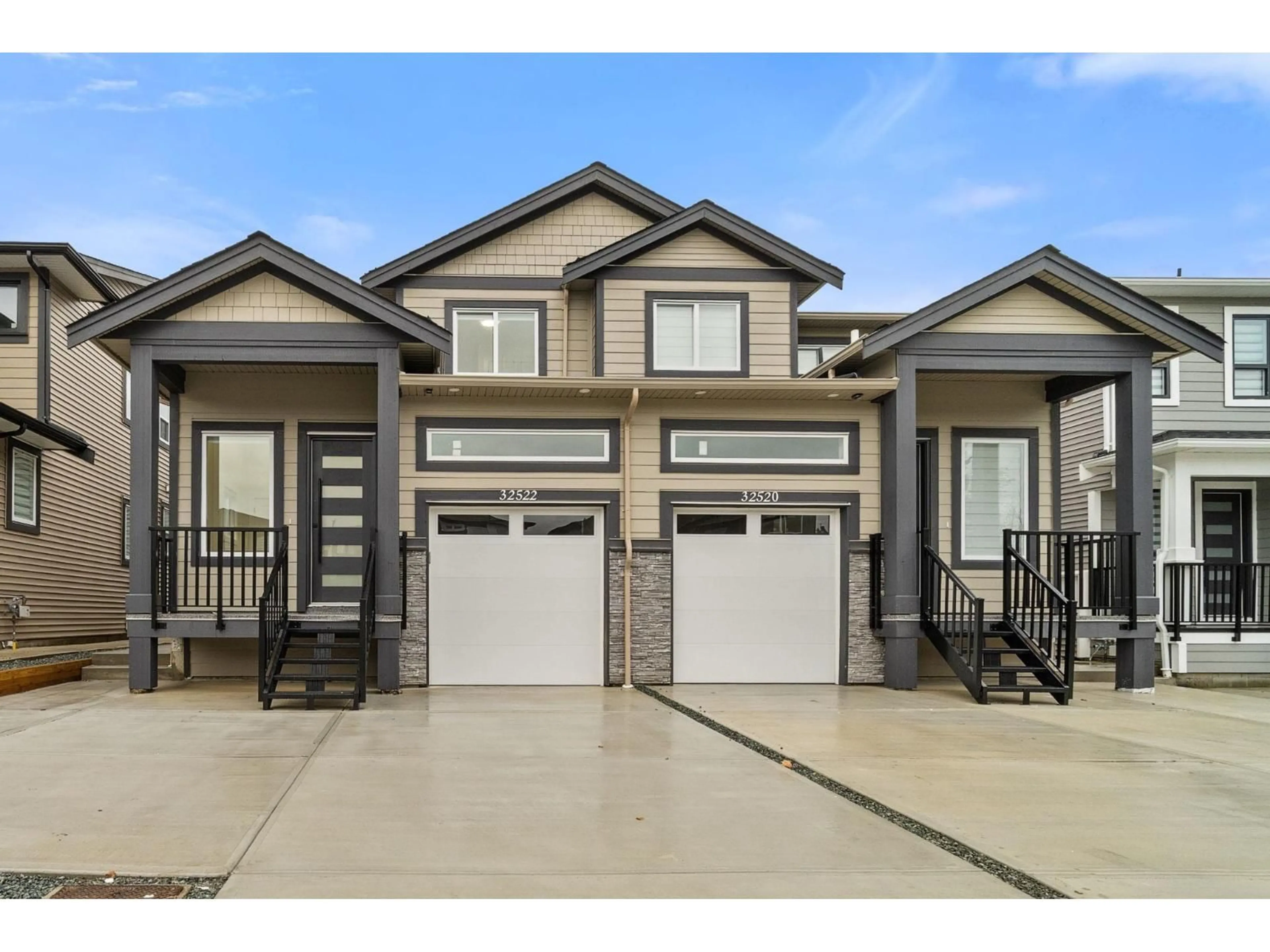 Home with vinyl exterior material, street for 32522 HIGGINBOTTOM COURT, Mission British Columbia V2V2T7
